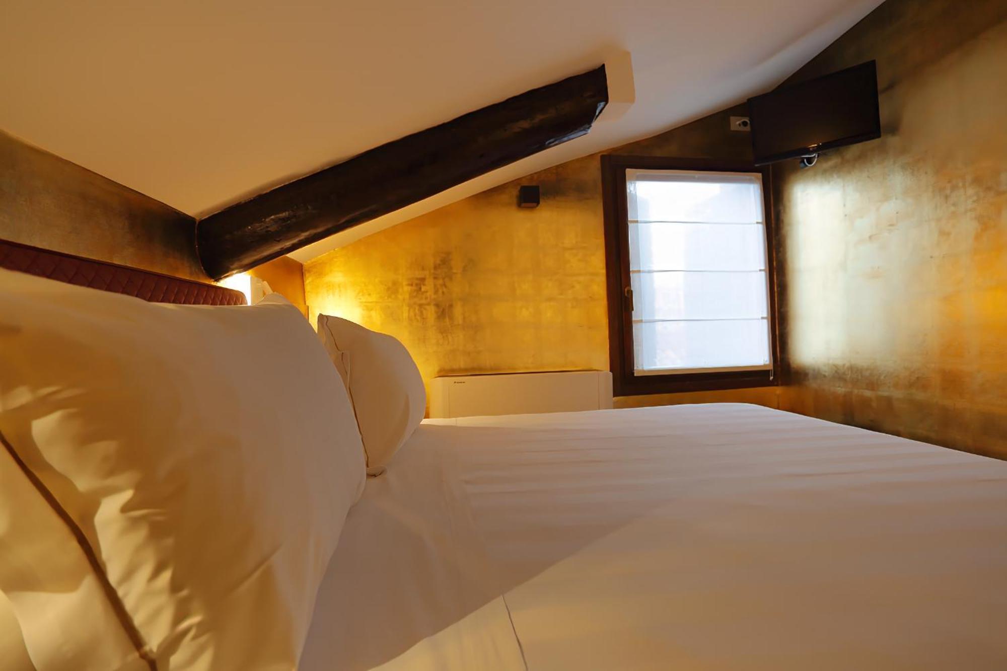 Queen Room Attic,1677854799:JPEG