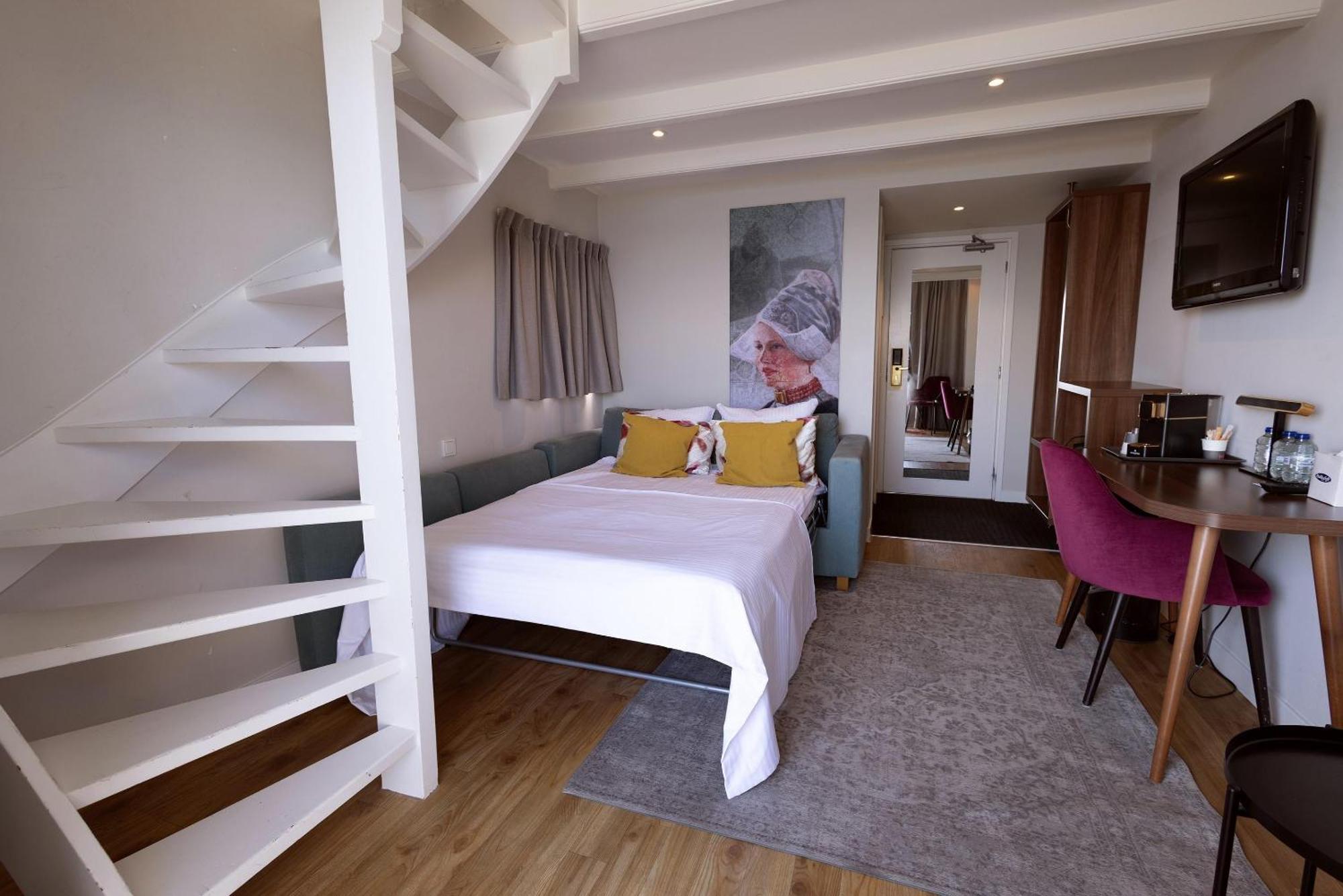 Suite Two Single Beds Sofa Bed
