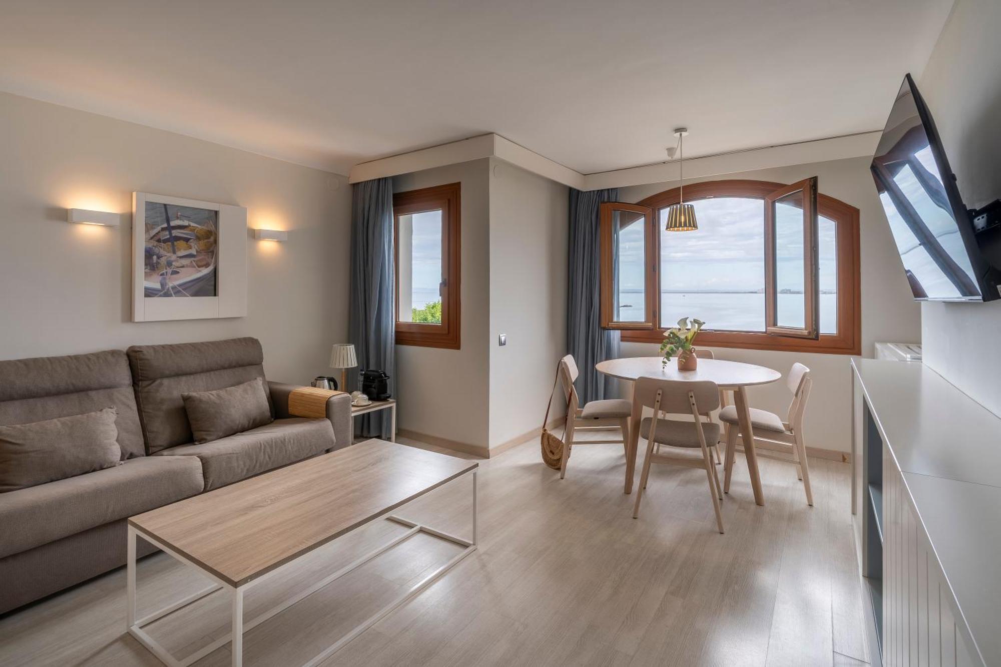 Double or Twin Room Sea View