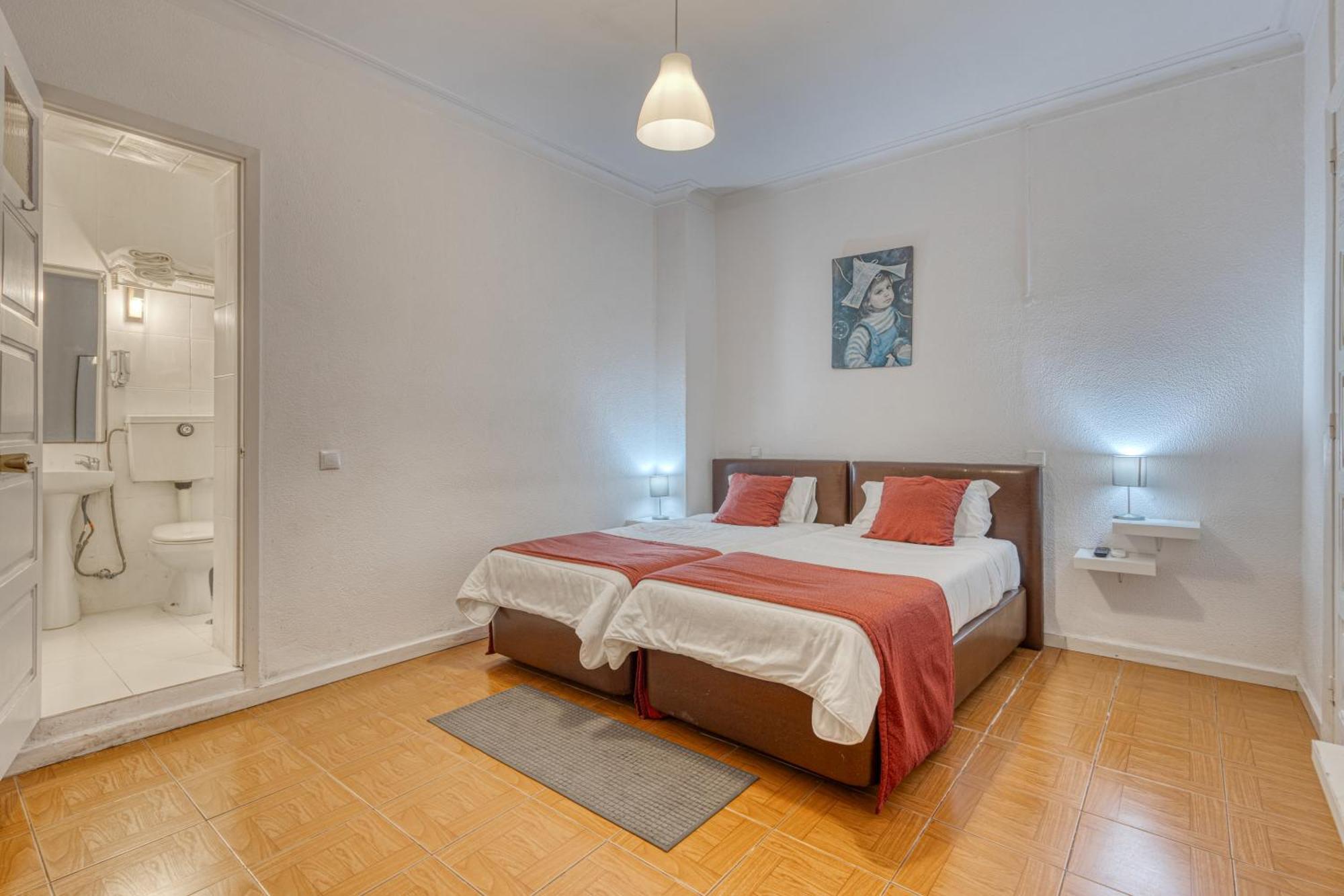 Quarto com Cama de Casal ou 2 de Solteiro