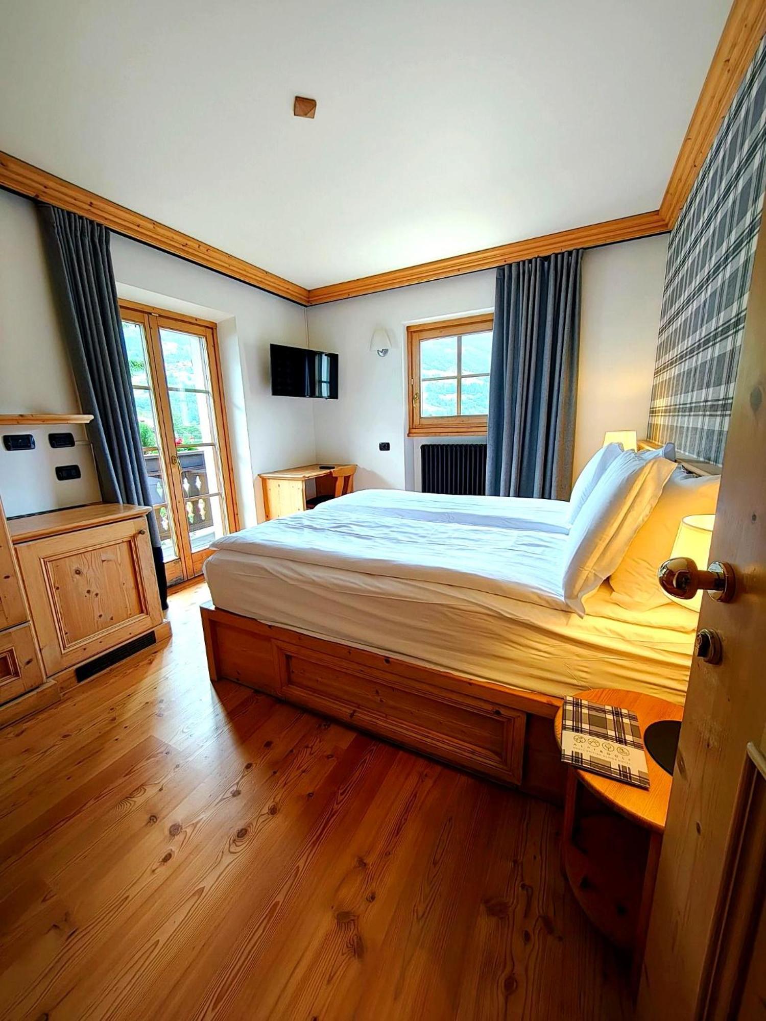 Double or Twin Room Balcony Mountain View