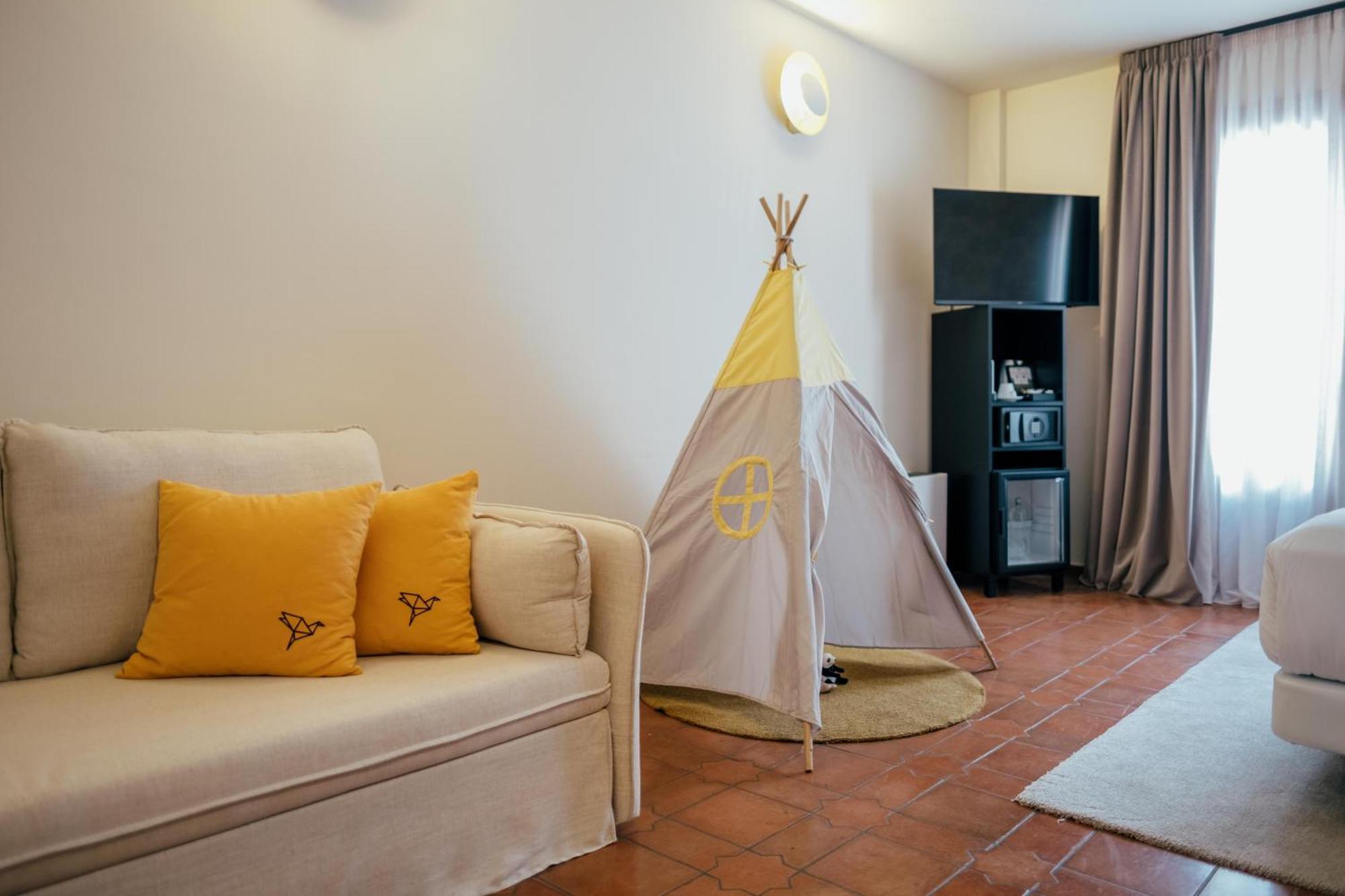 Family Room,1679562870:JPEG