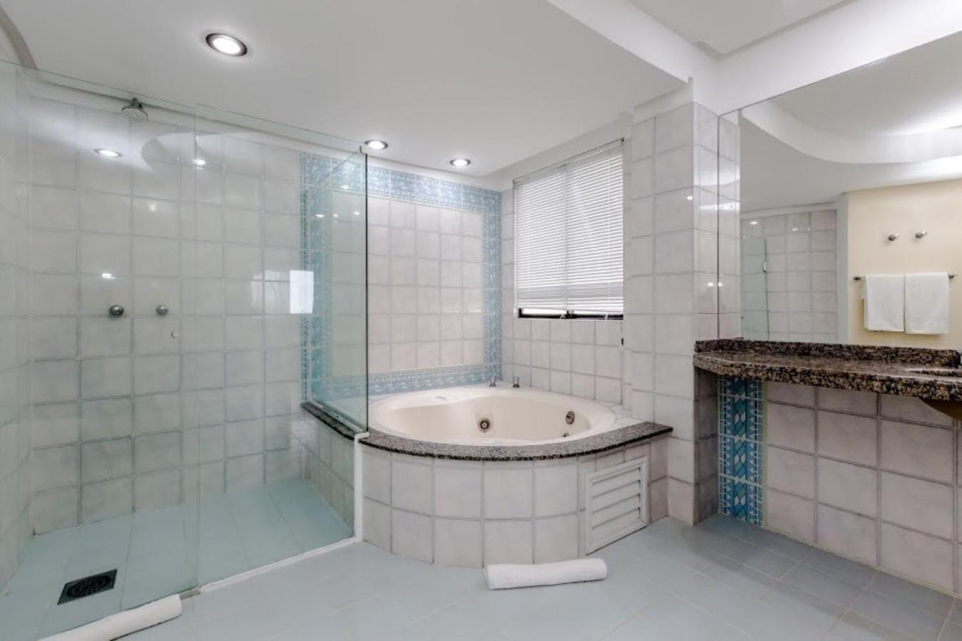 Suite Hot Tub,1679571414:JPEG