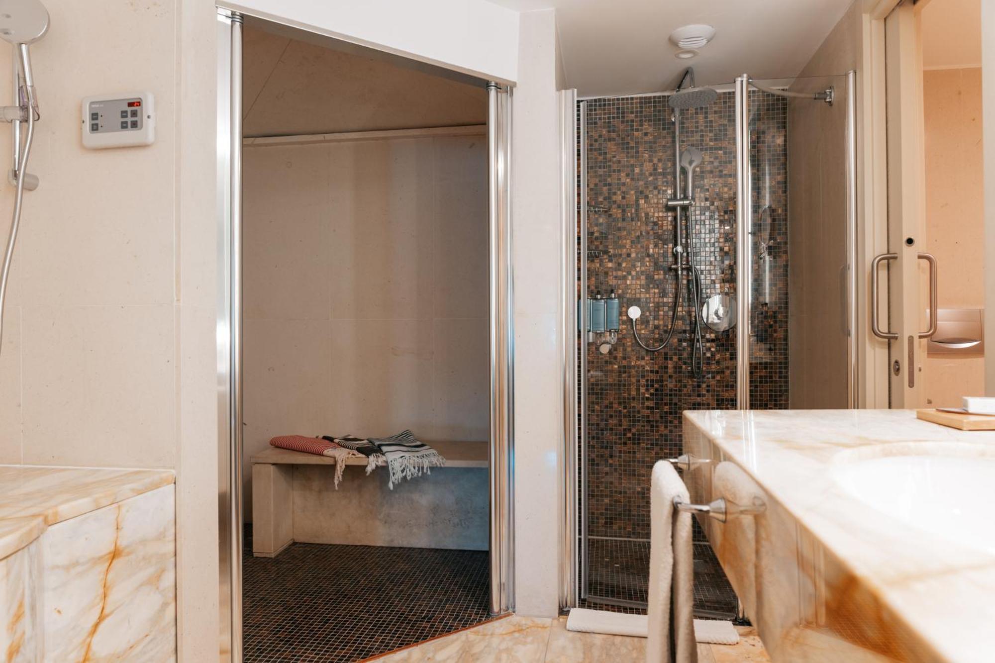 Grand Suite Harbor view