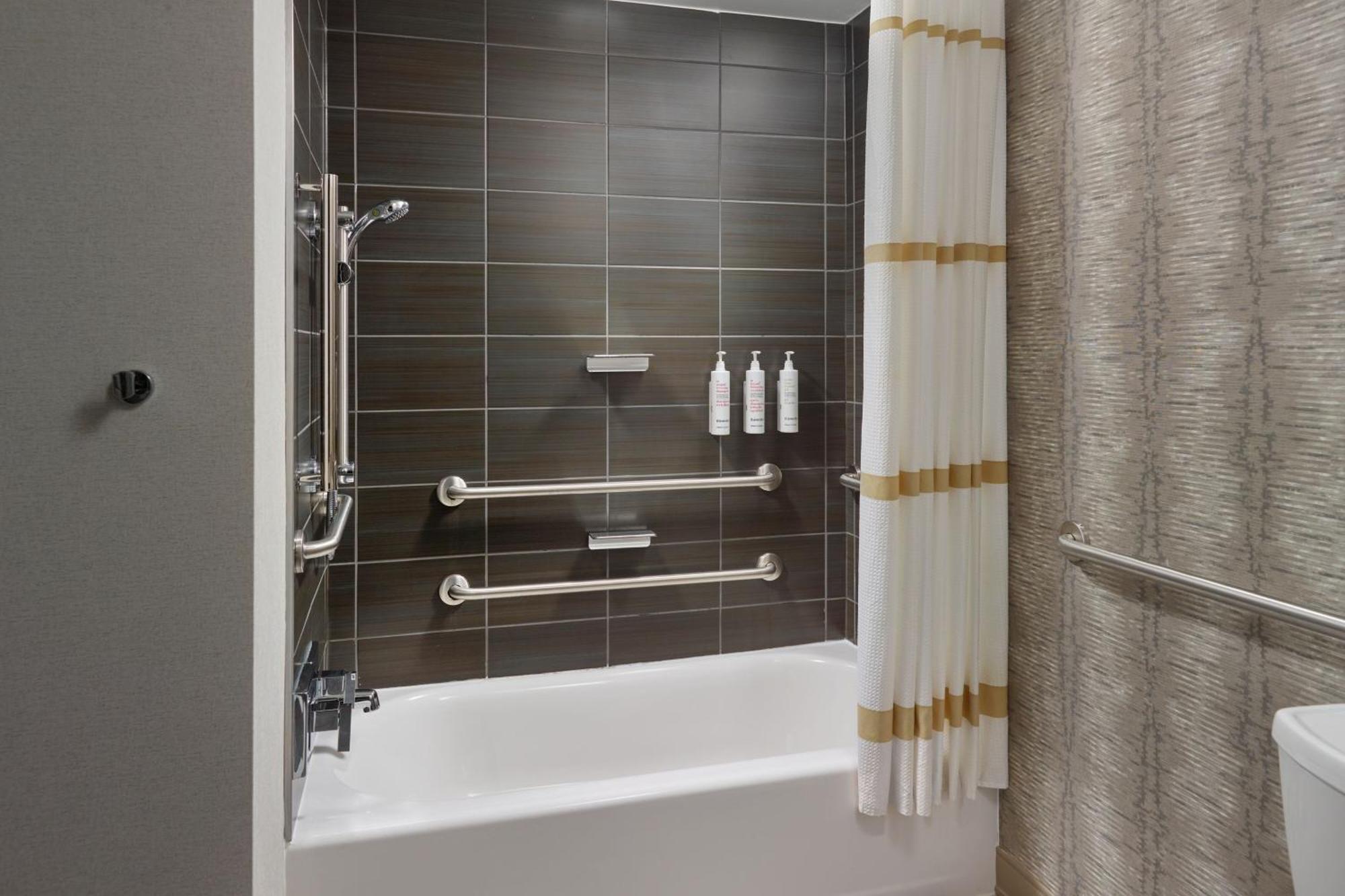 King Room Adapted Tub Mobility Accessible,1679574203:JPEG