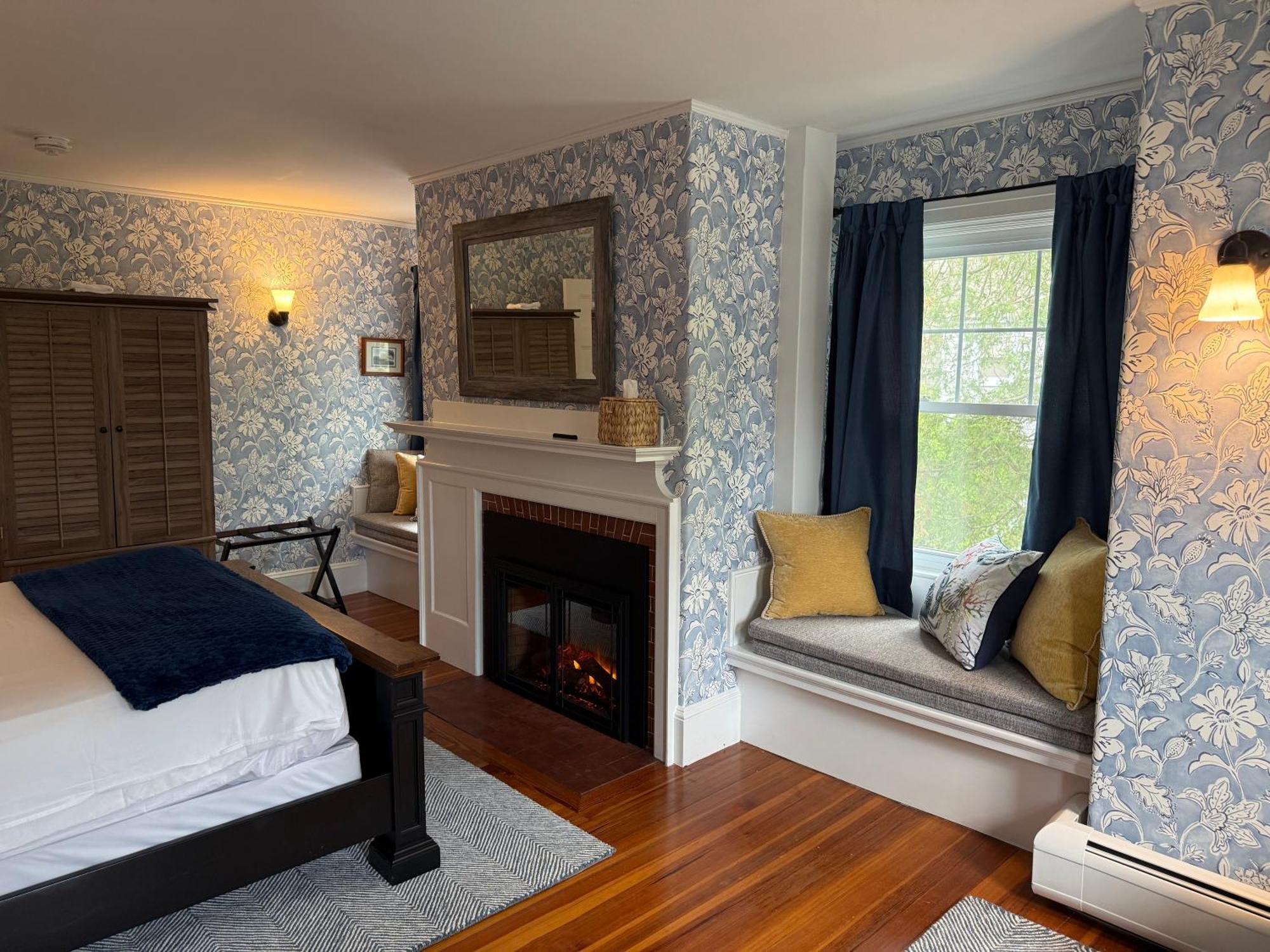 Queen Room,1679620749:JPEG