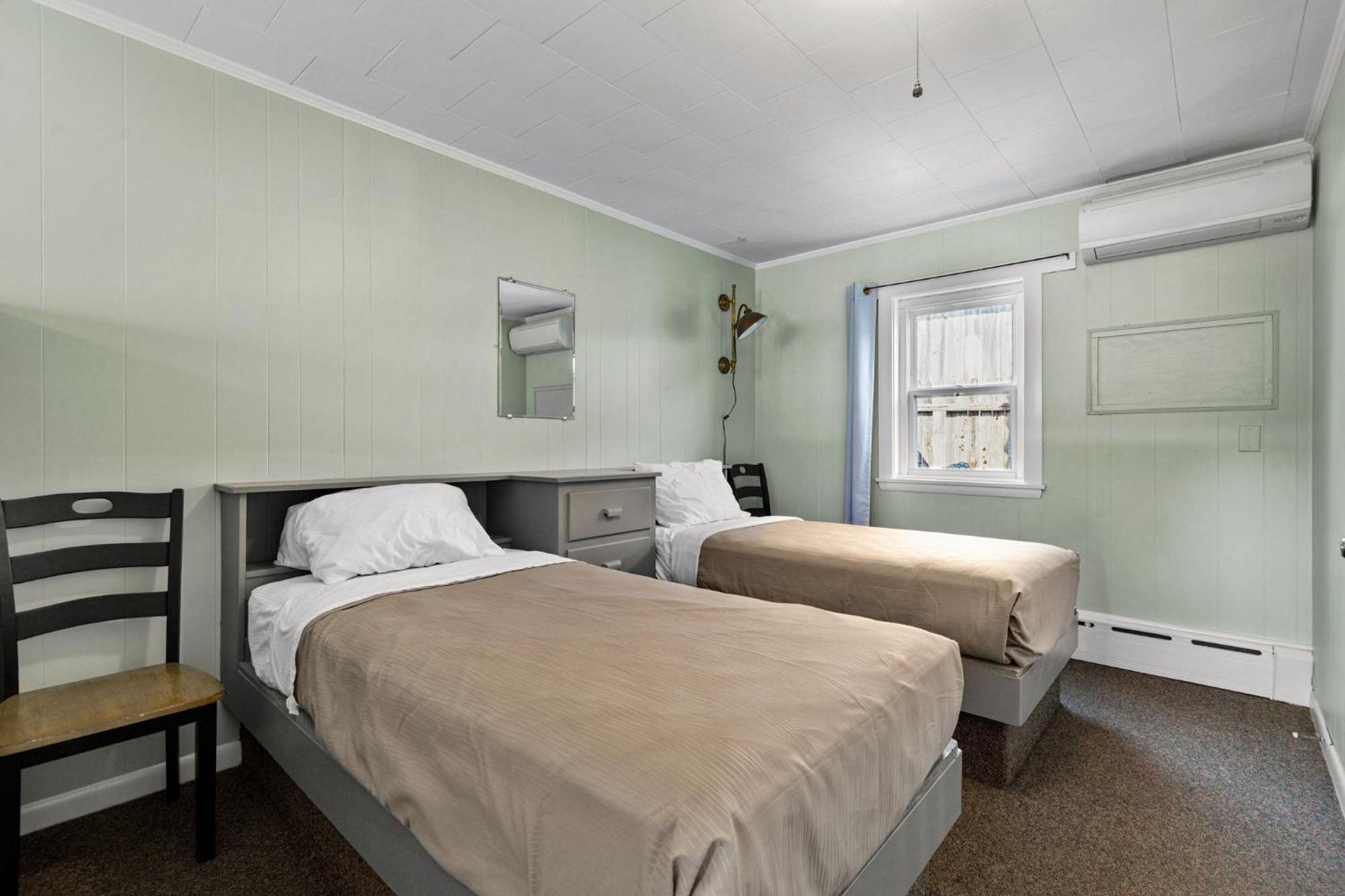 One Queen Two Single Beds Family Friendly Kitchenette
