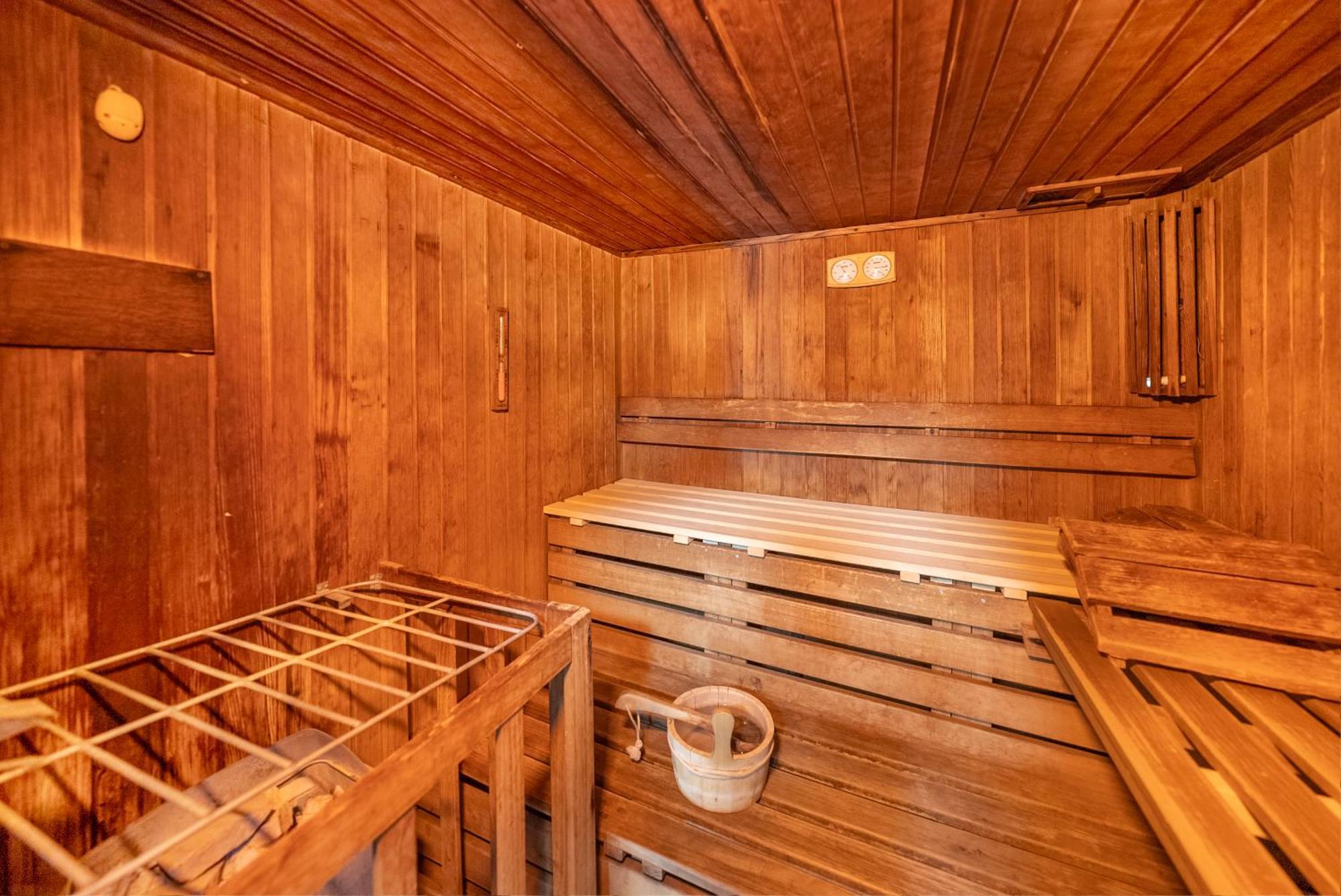 Deluxe Double Room Shower