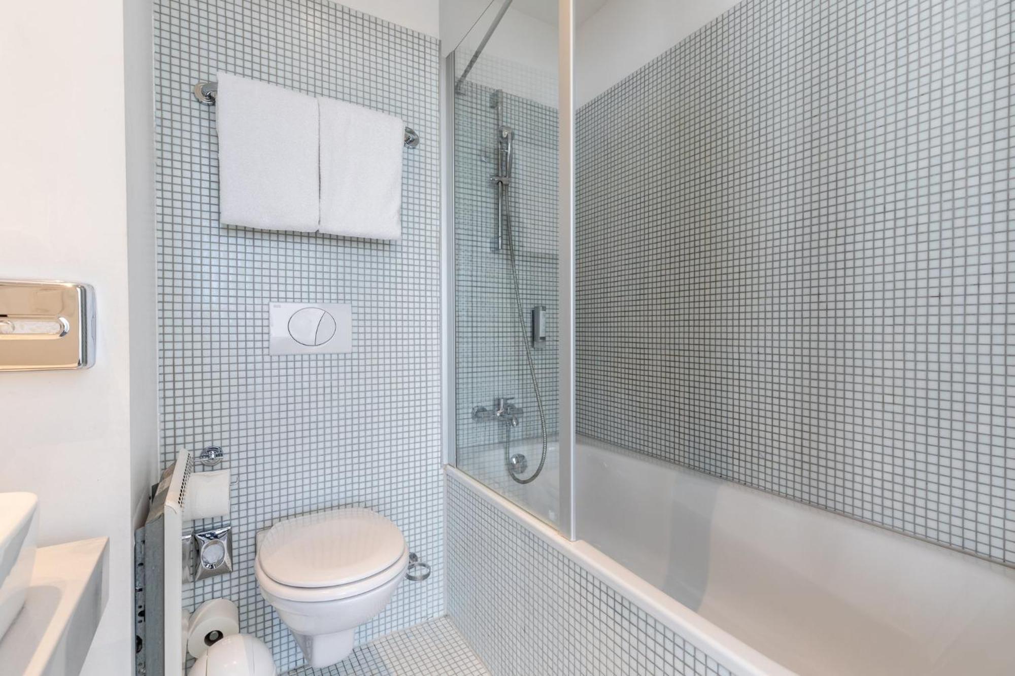Standard Twin Room Shower Bath