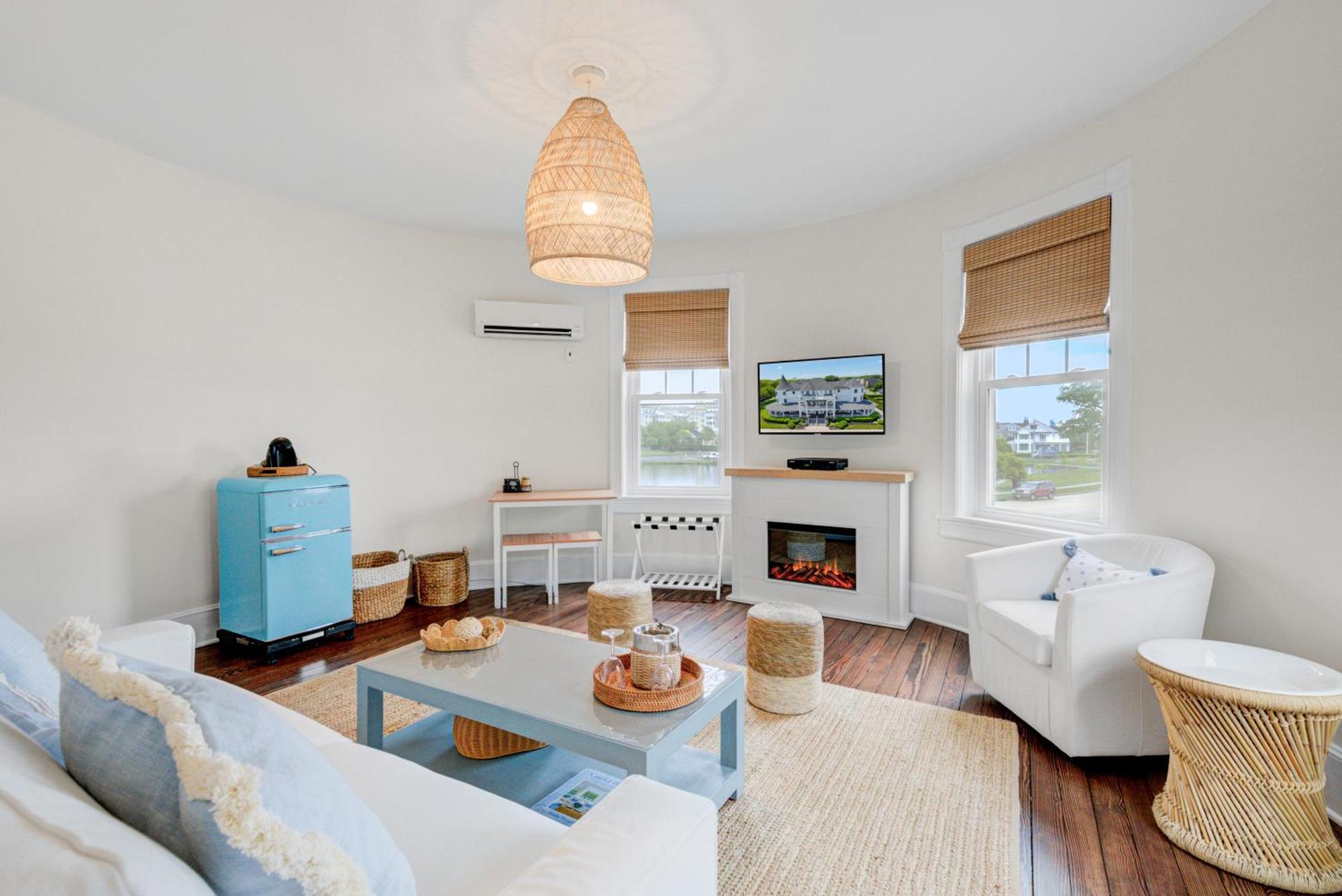 Suite with Lake View,1681727809:JPEG