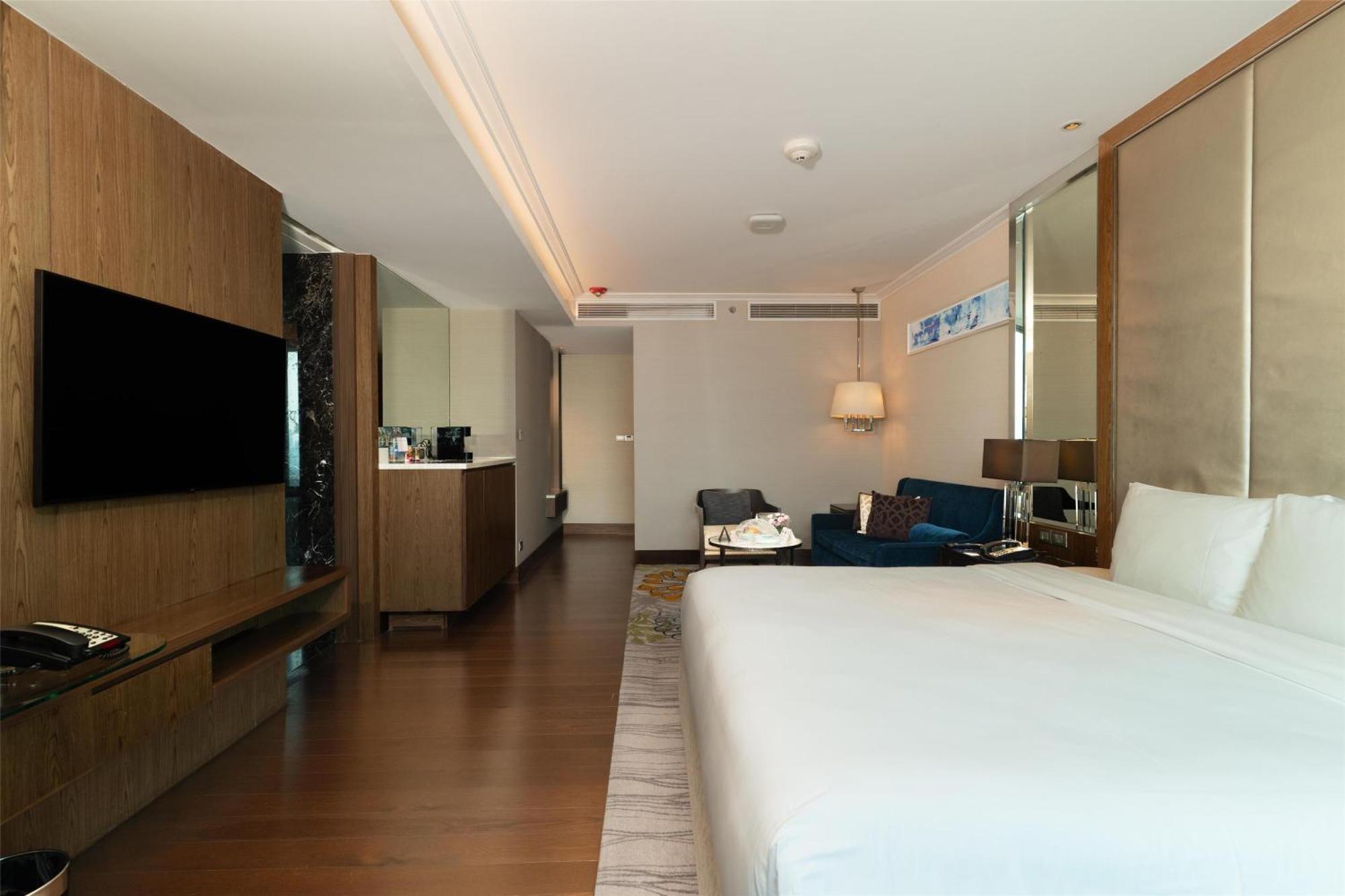Junior Suite Lounge Access