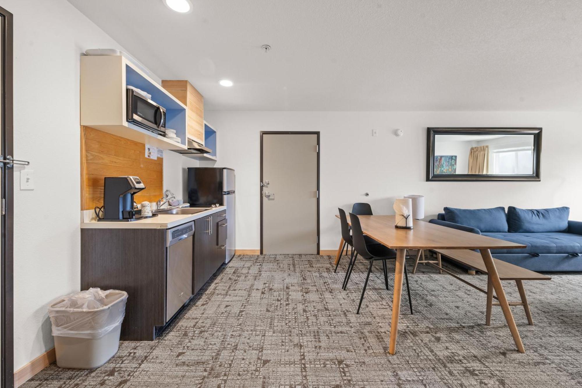 One-Bedroom Queen Suite River View