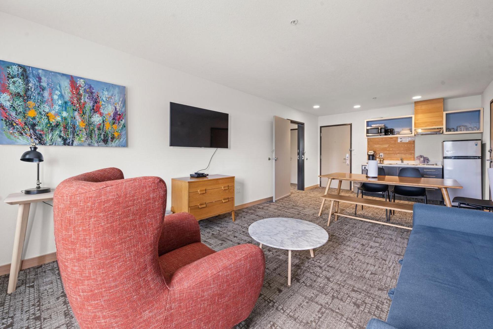 One-Bedroom Queen Suite River View