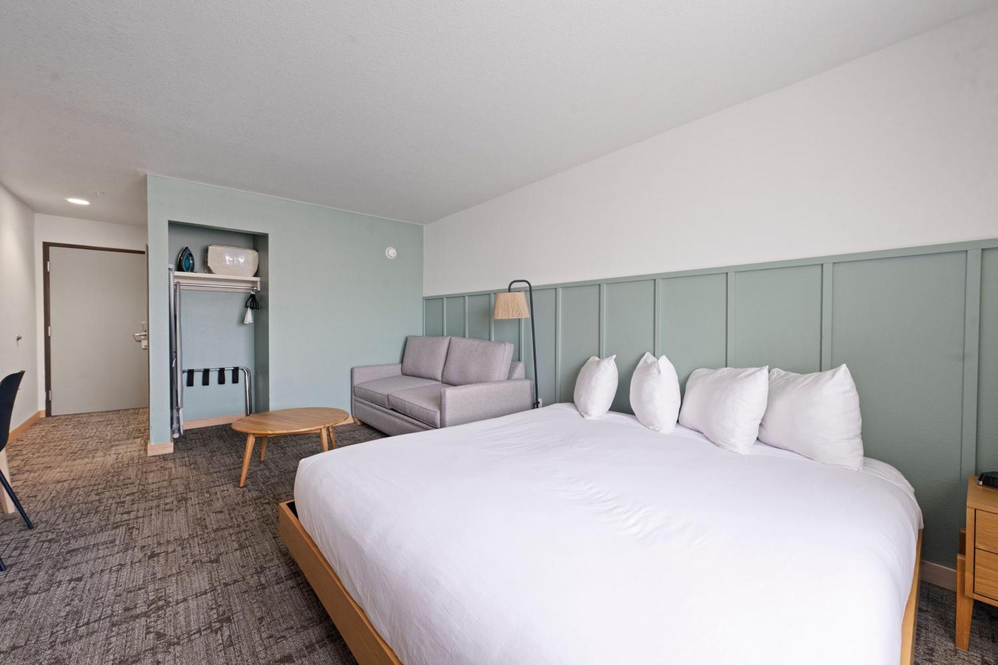 King Room River View,1681751829:JPEG