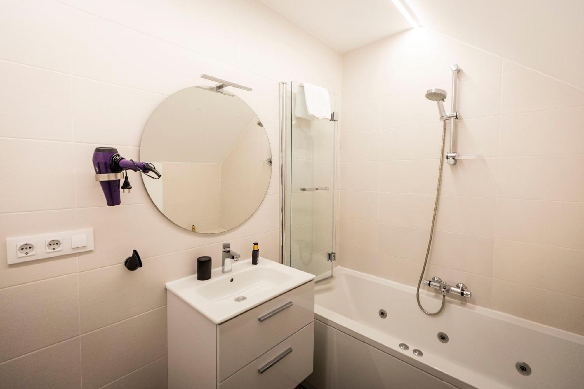 Queen Room Spa Bath