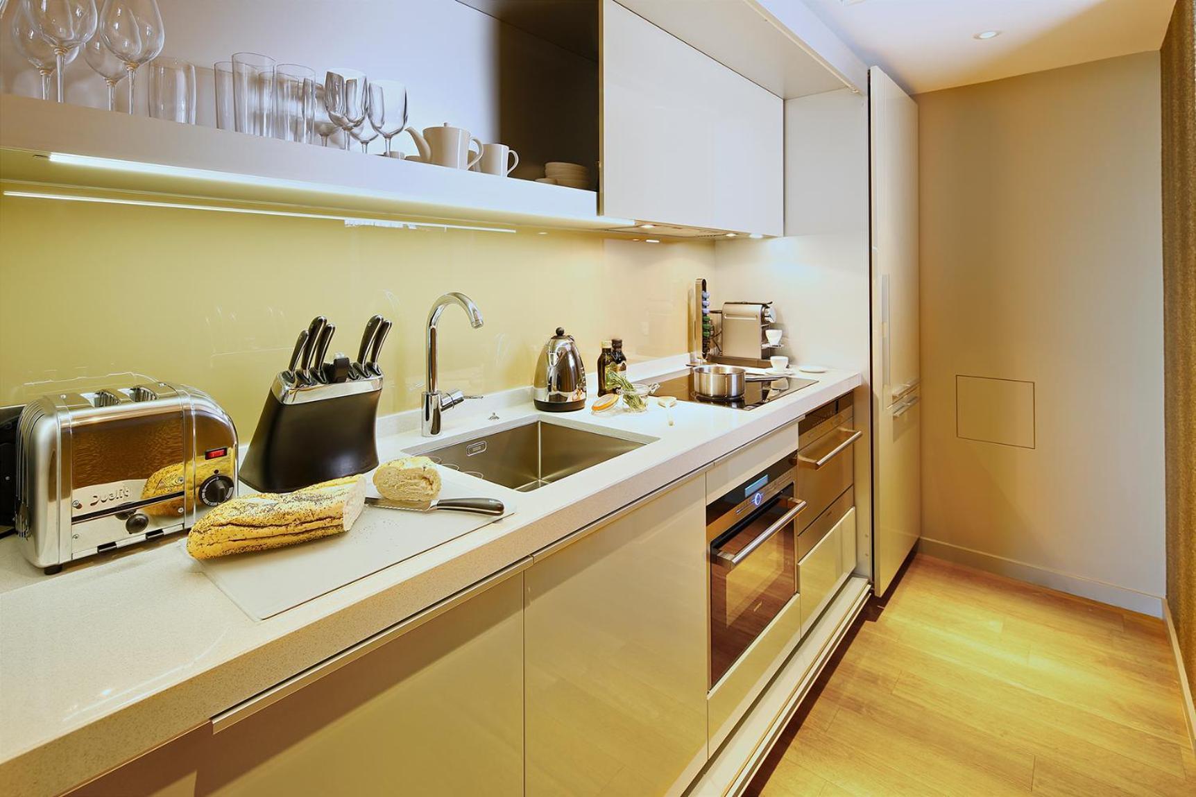 Luxury One-bedroom Apartment Tower View