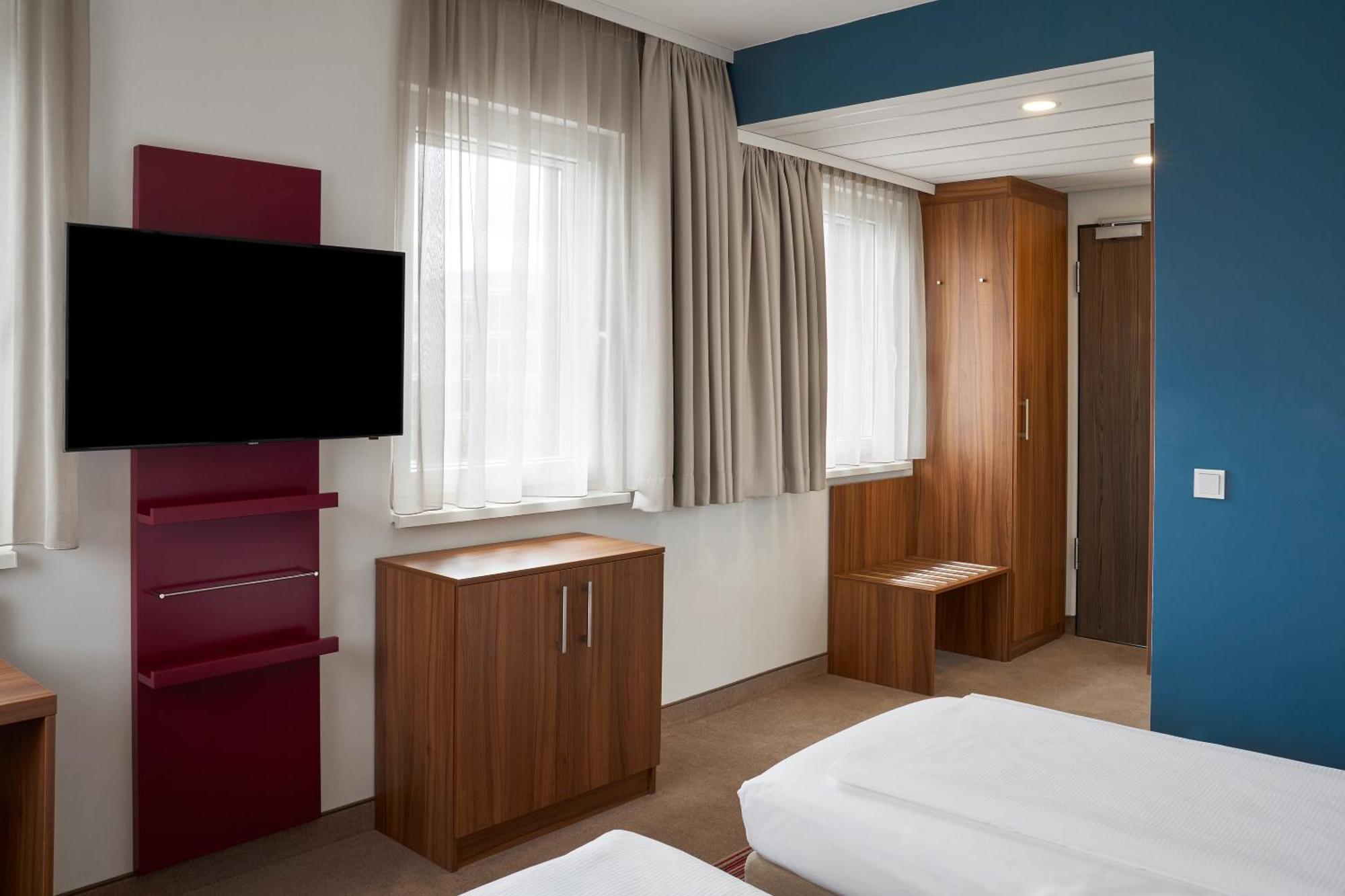 Family Standard King Room Two King Beds Street View,1682956378:JPEG