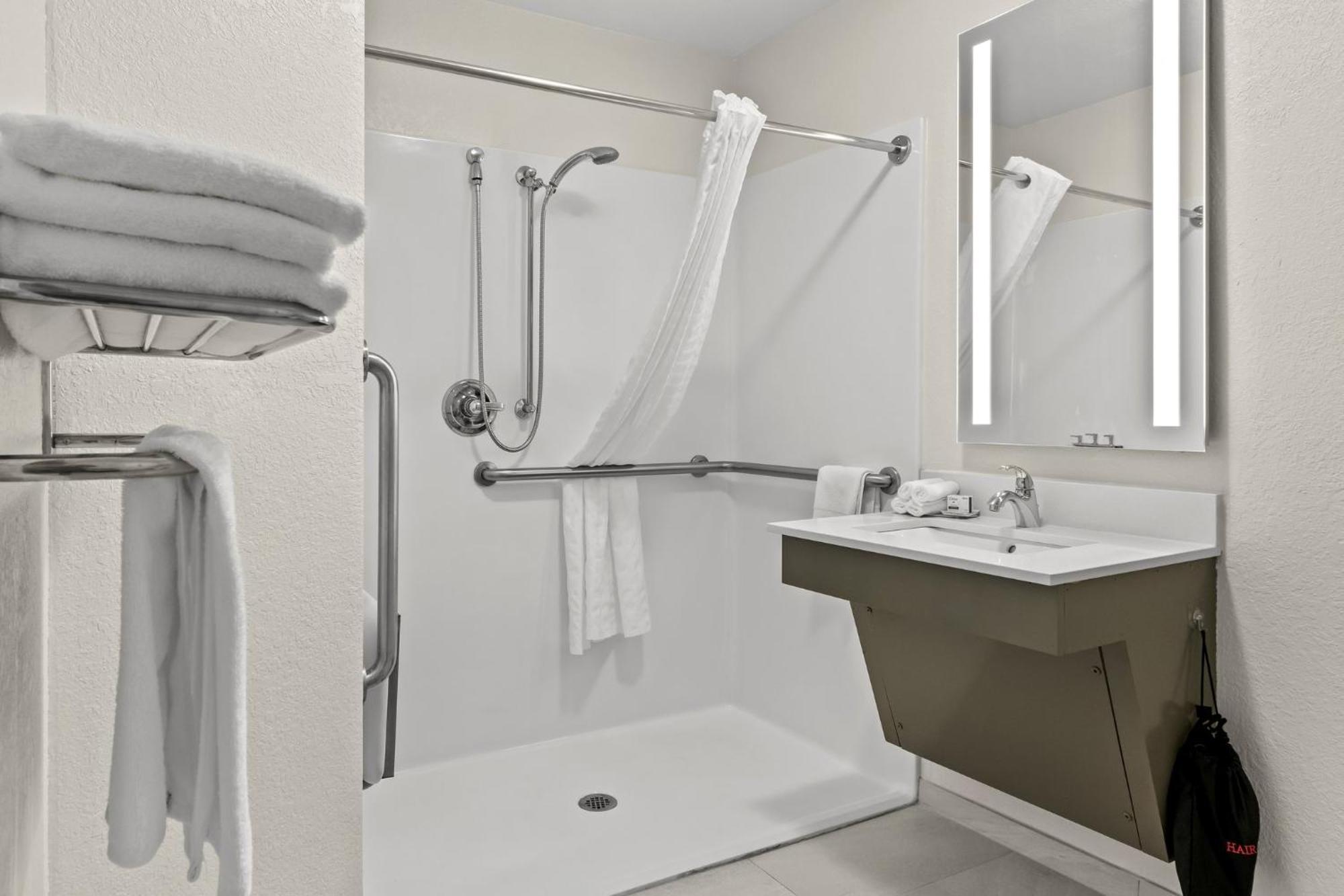 Studio Suite Two Double Beds Mobility Accessible Roll Shower