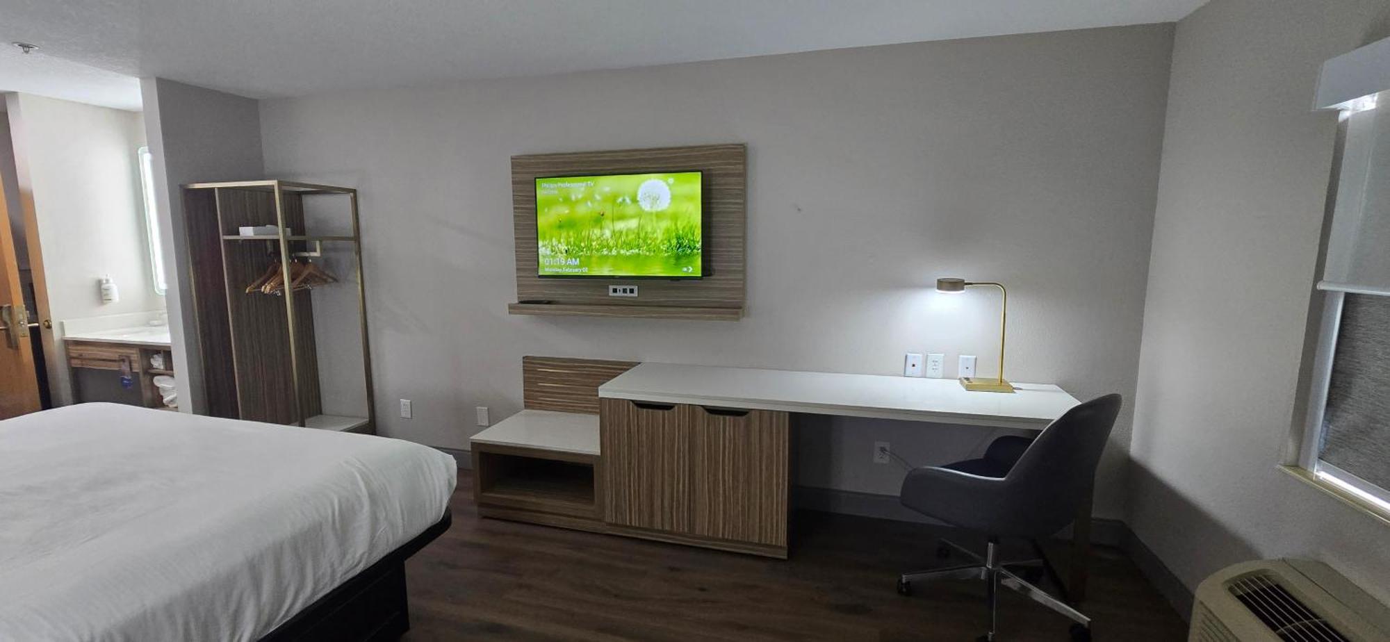 King Room Bath Tub Mobility or Hearing Accessible Non-Smoking