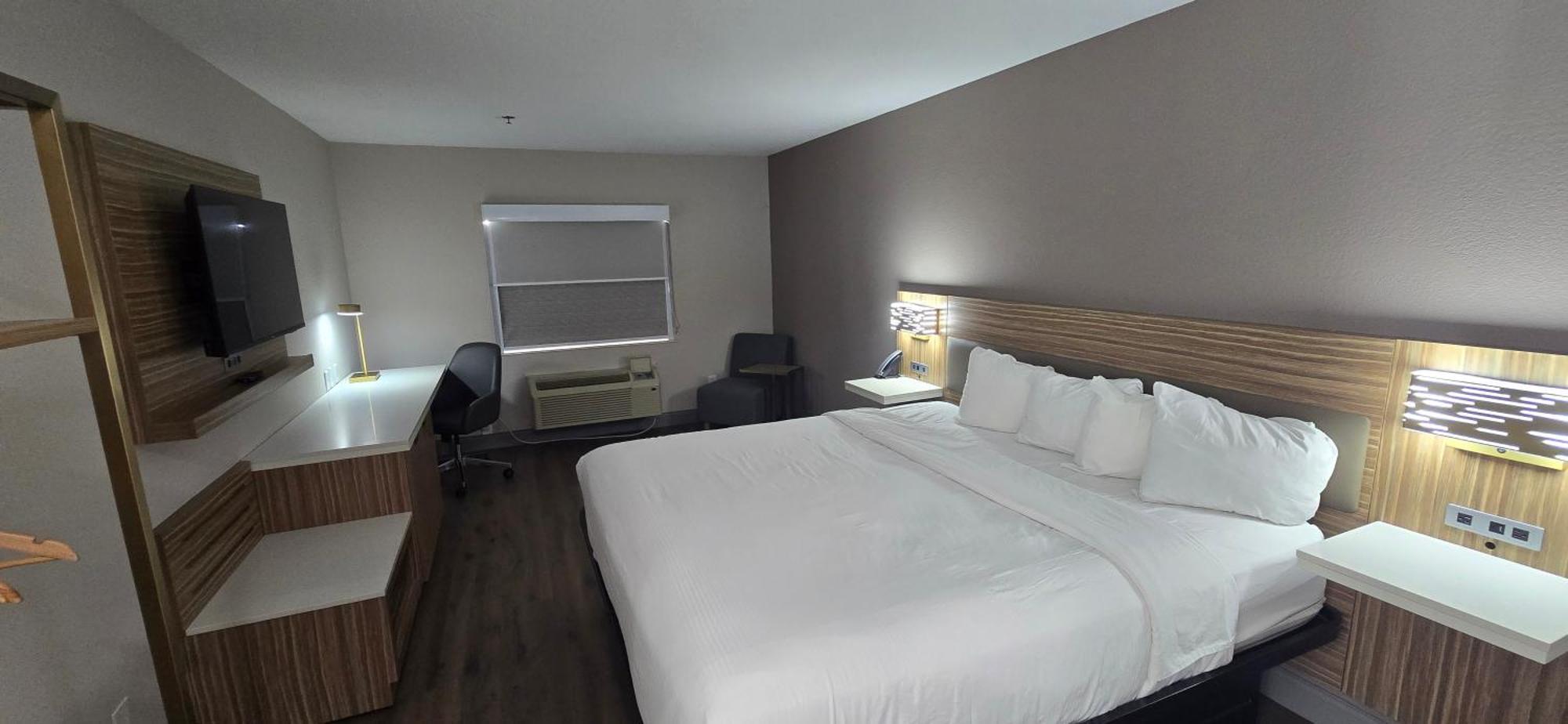 King Room Bath Tub Mobility or Hearing Accessible Non-Smoking