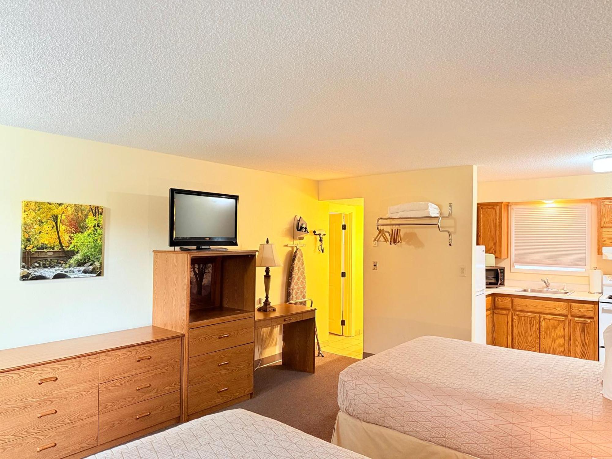 Queen Room Kitchenette No Pets Allowed