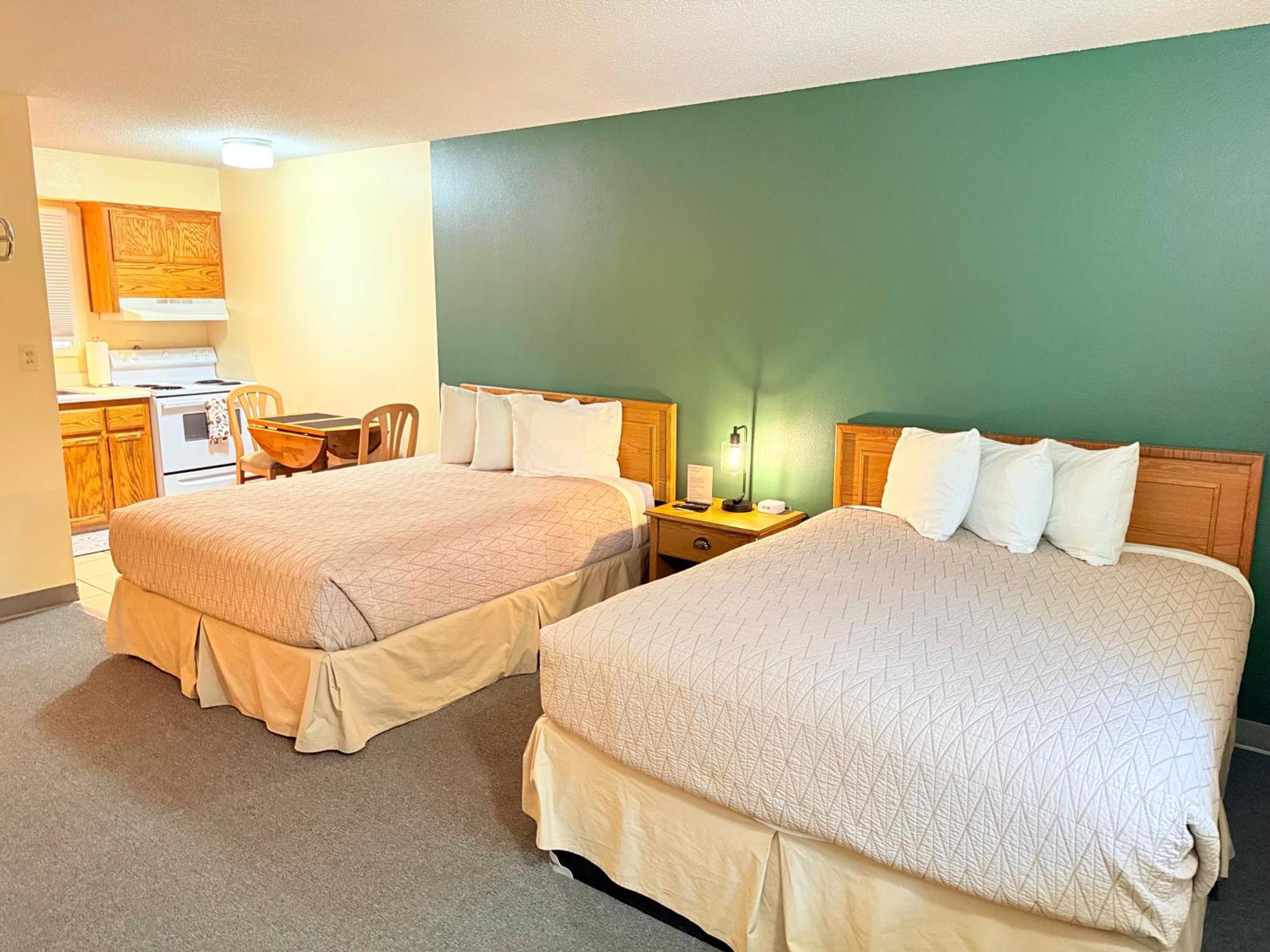 Queen Room Kitchenette No Pets Allowed