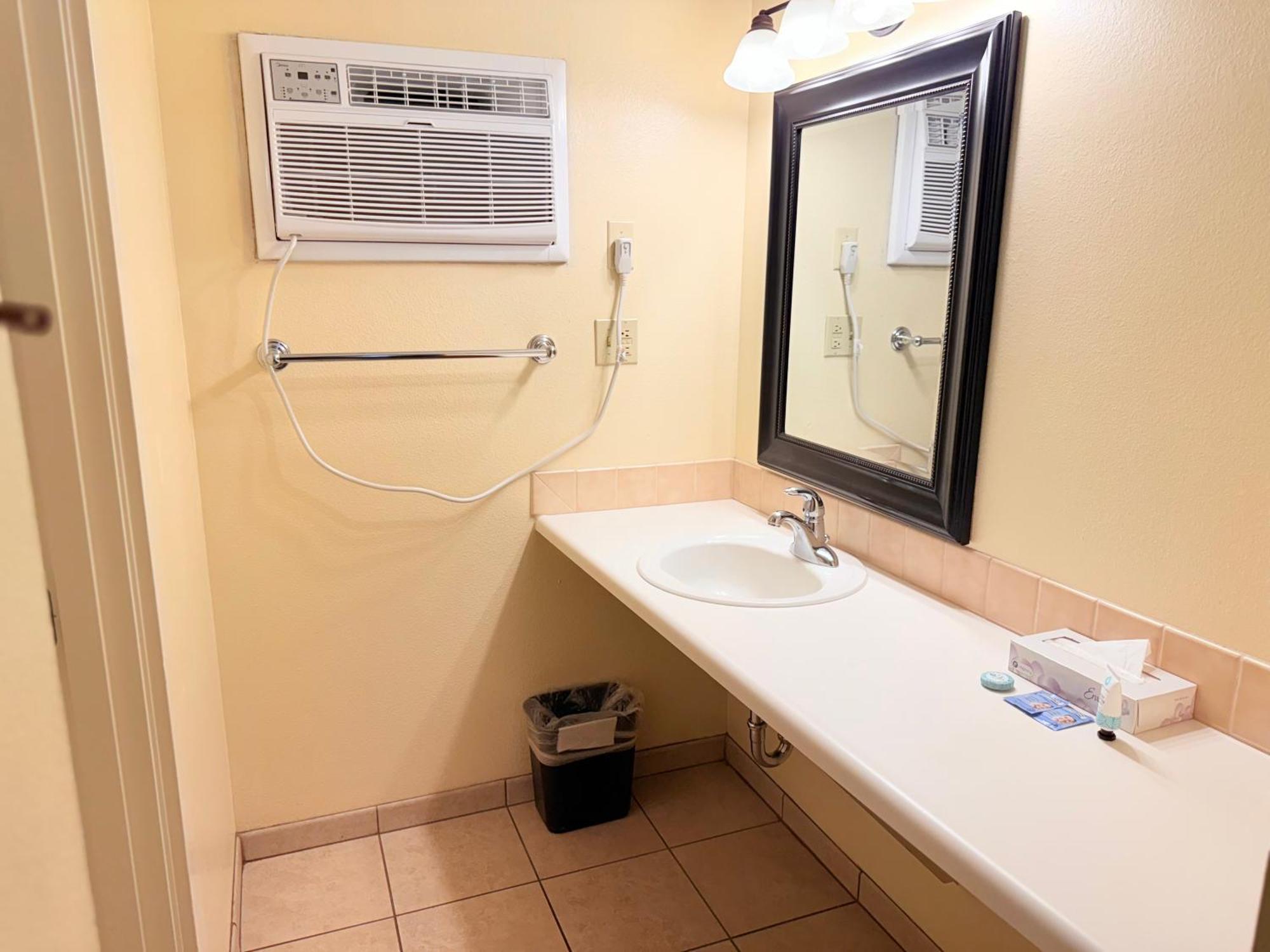 Queen Room Kitchenette No Pets Allowed