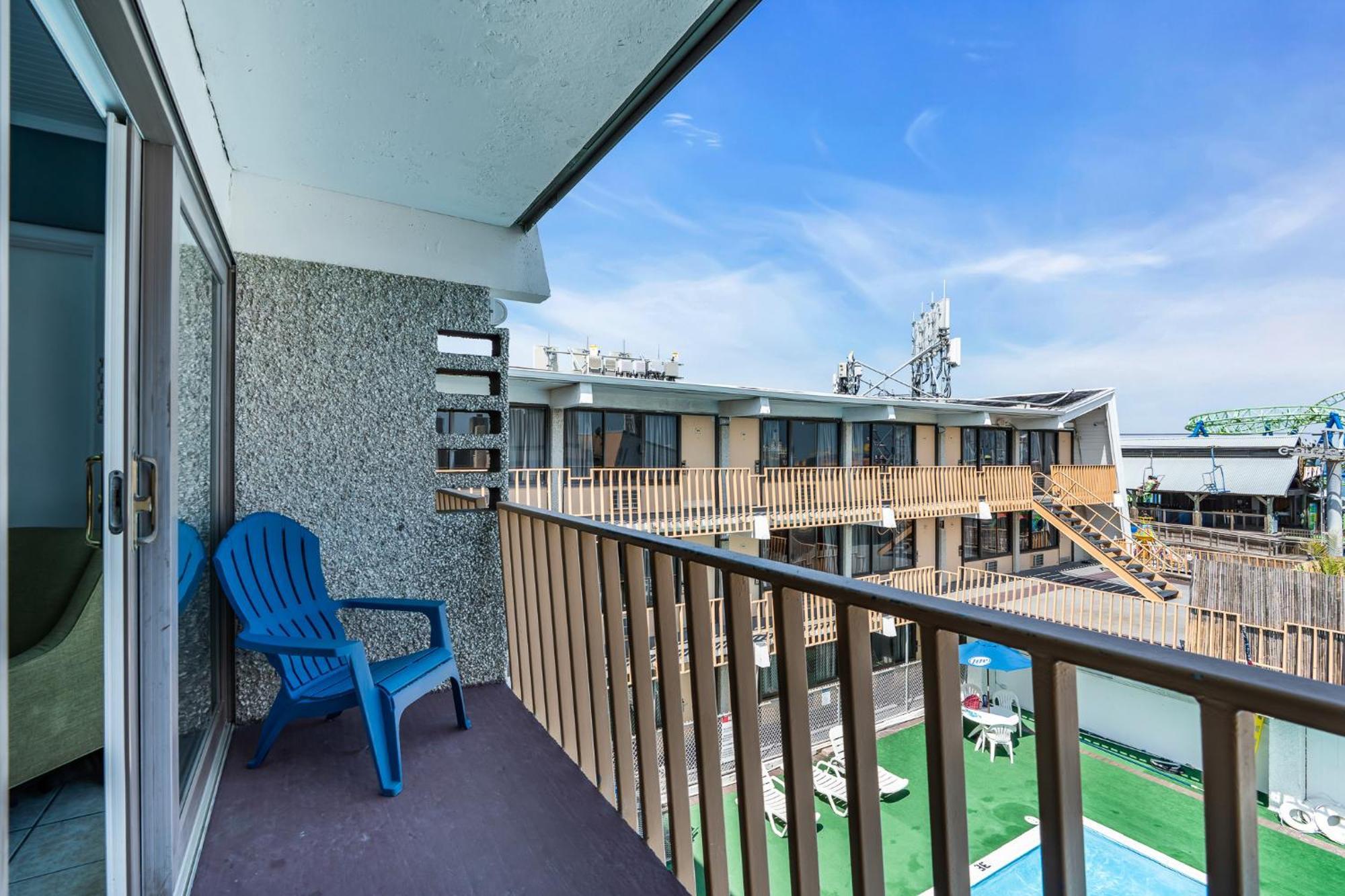Pool Side Balcony Double Bed,1685069272:JPEG