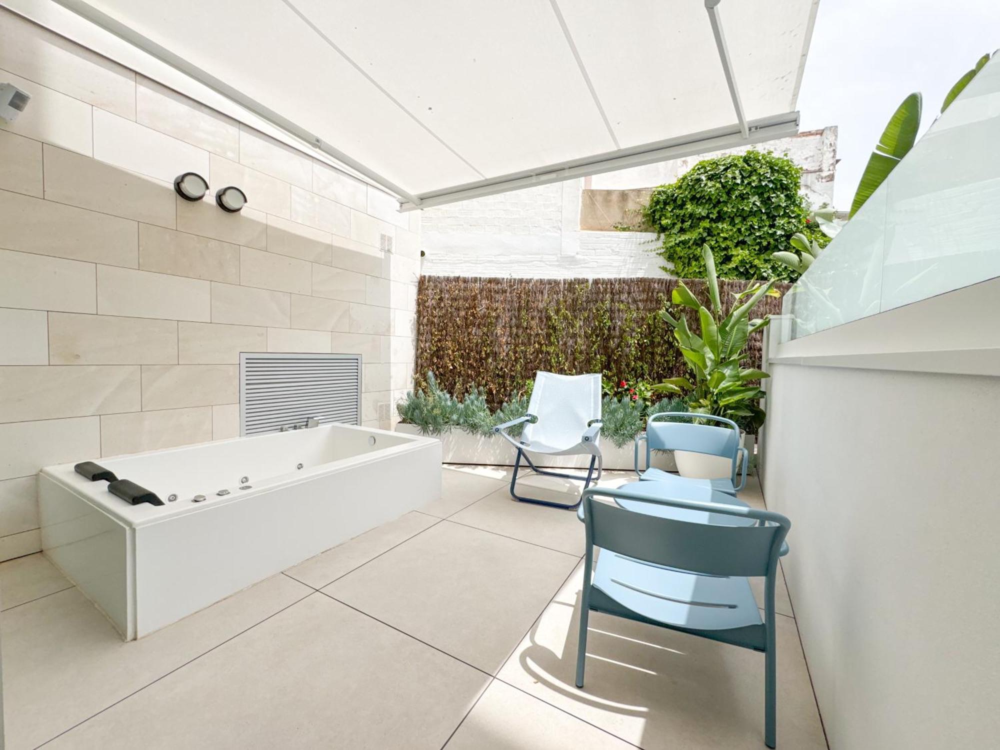Deluxe Courtyard Whirlpool tub