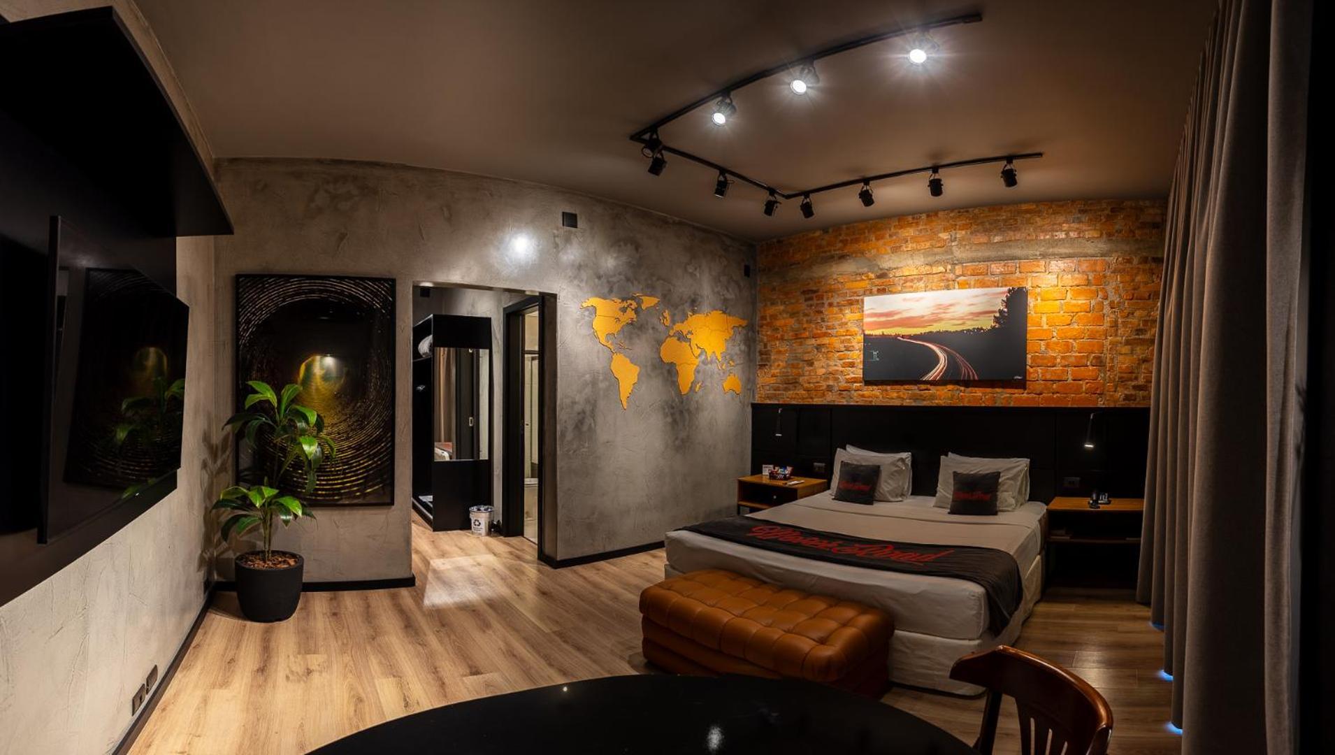 Deluxe King Suite