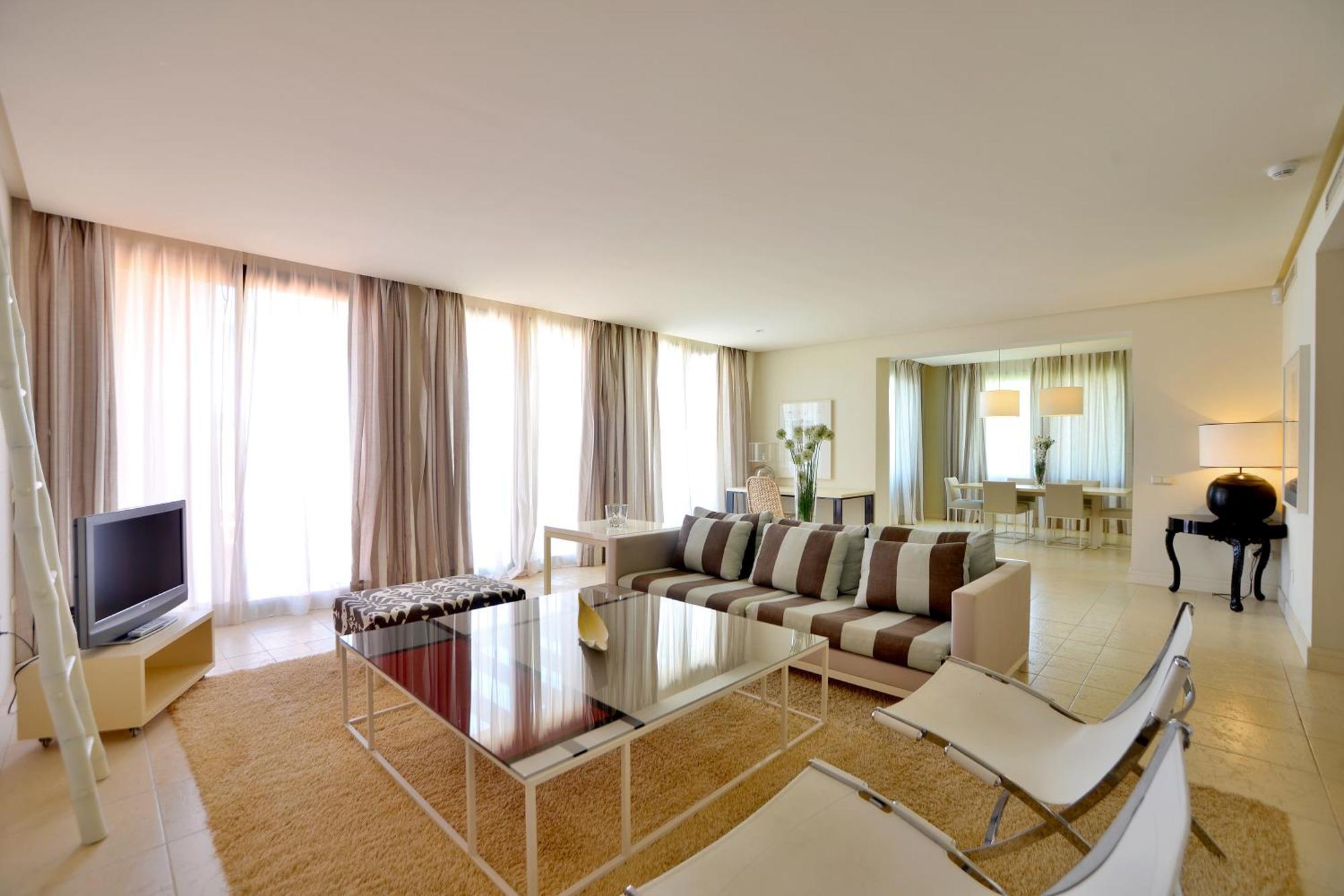 Three-Bedroom Apartment Private Pool