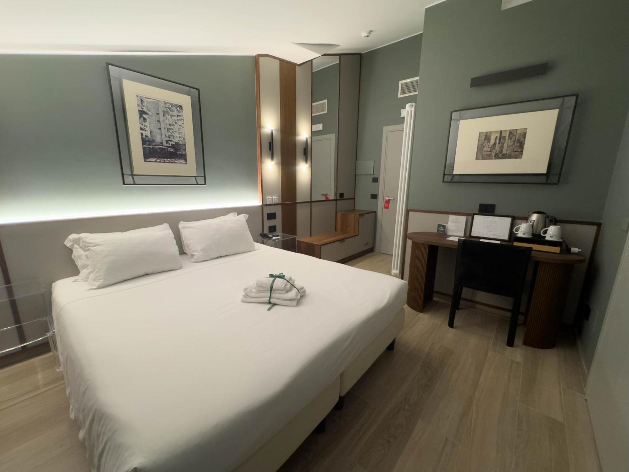 Deluxe Room,1686445282:JPEG