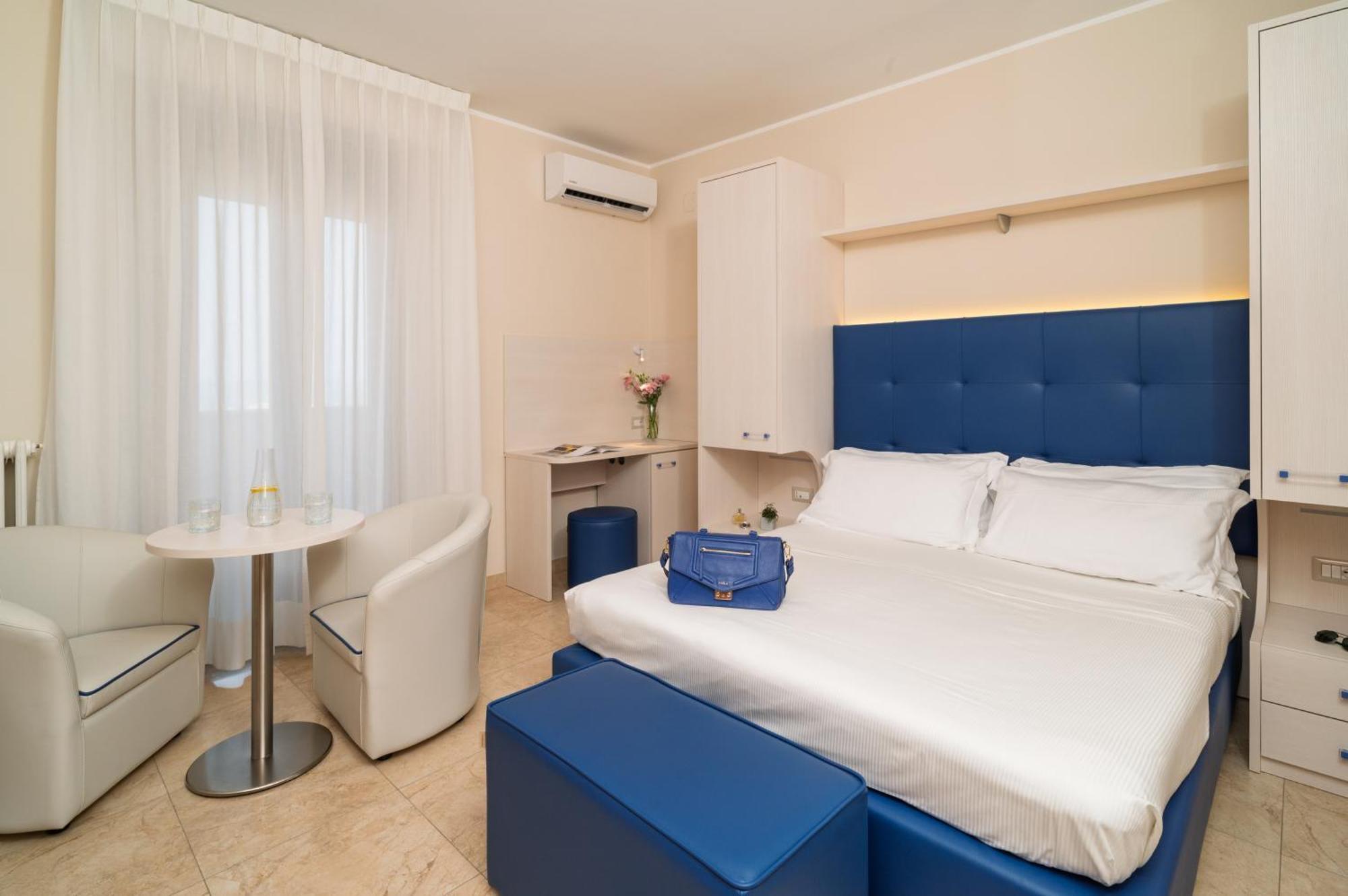 Deluxe Room,1687474404:JPEG