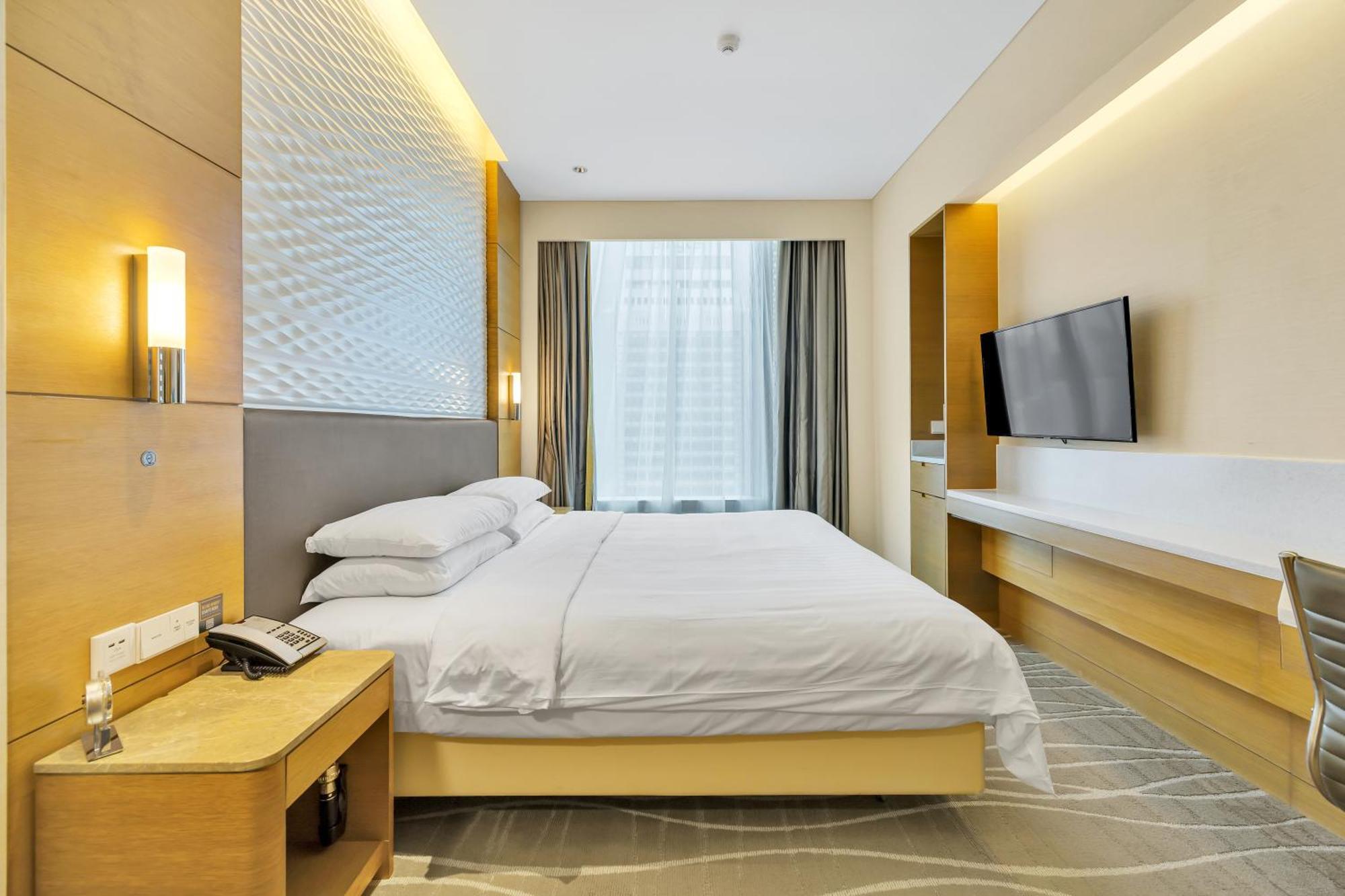 Superior King Room City View