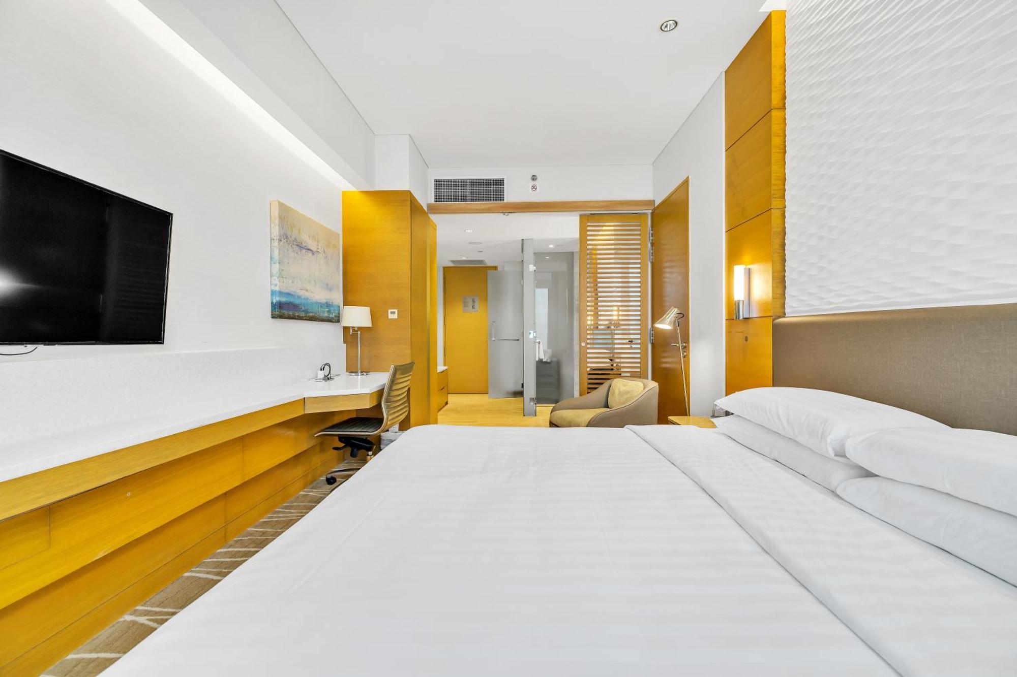 Superior King Room City View