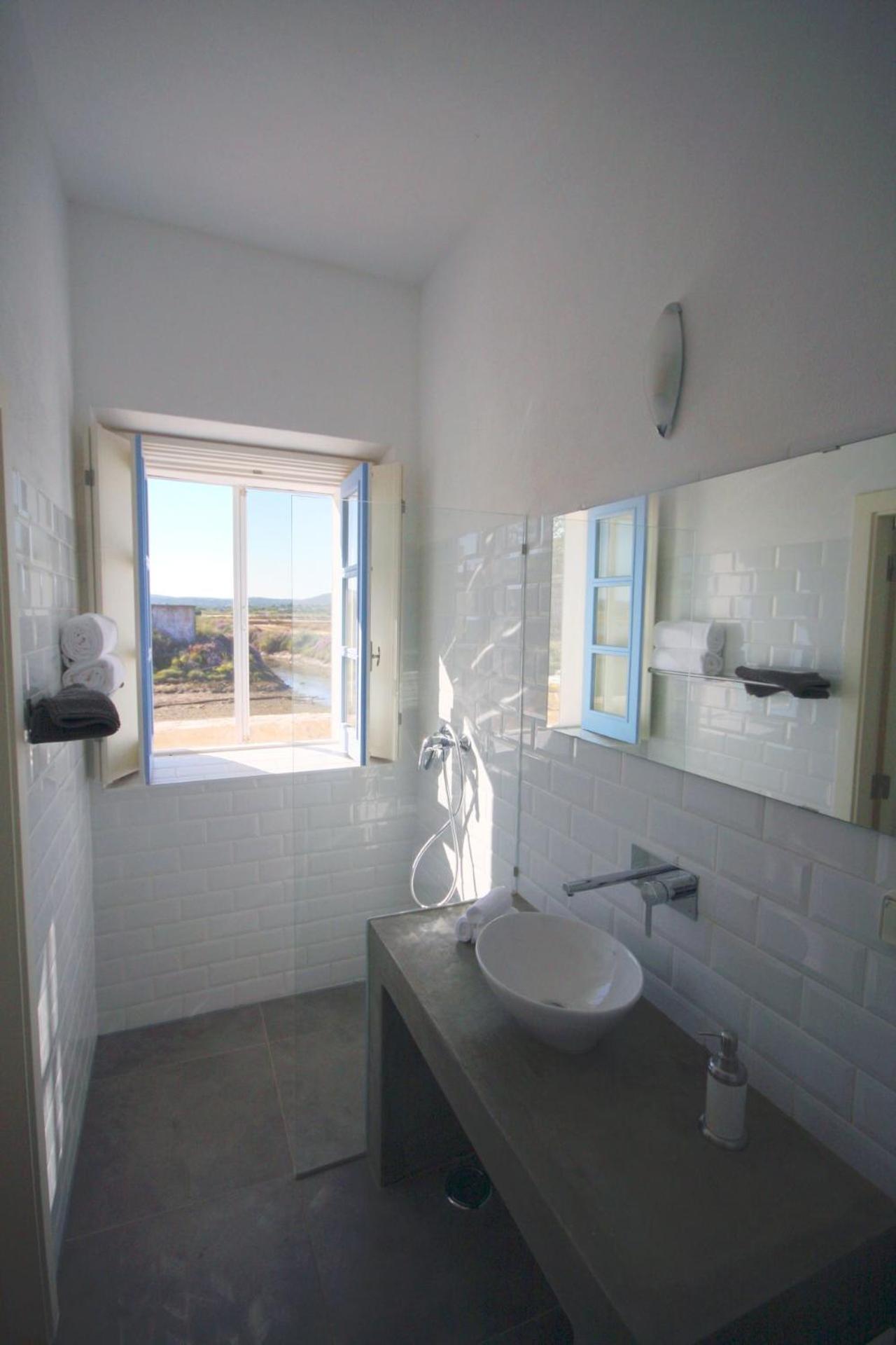 Deluxe Double Room Shower,1687496990:JPEG