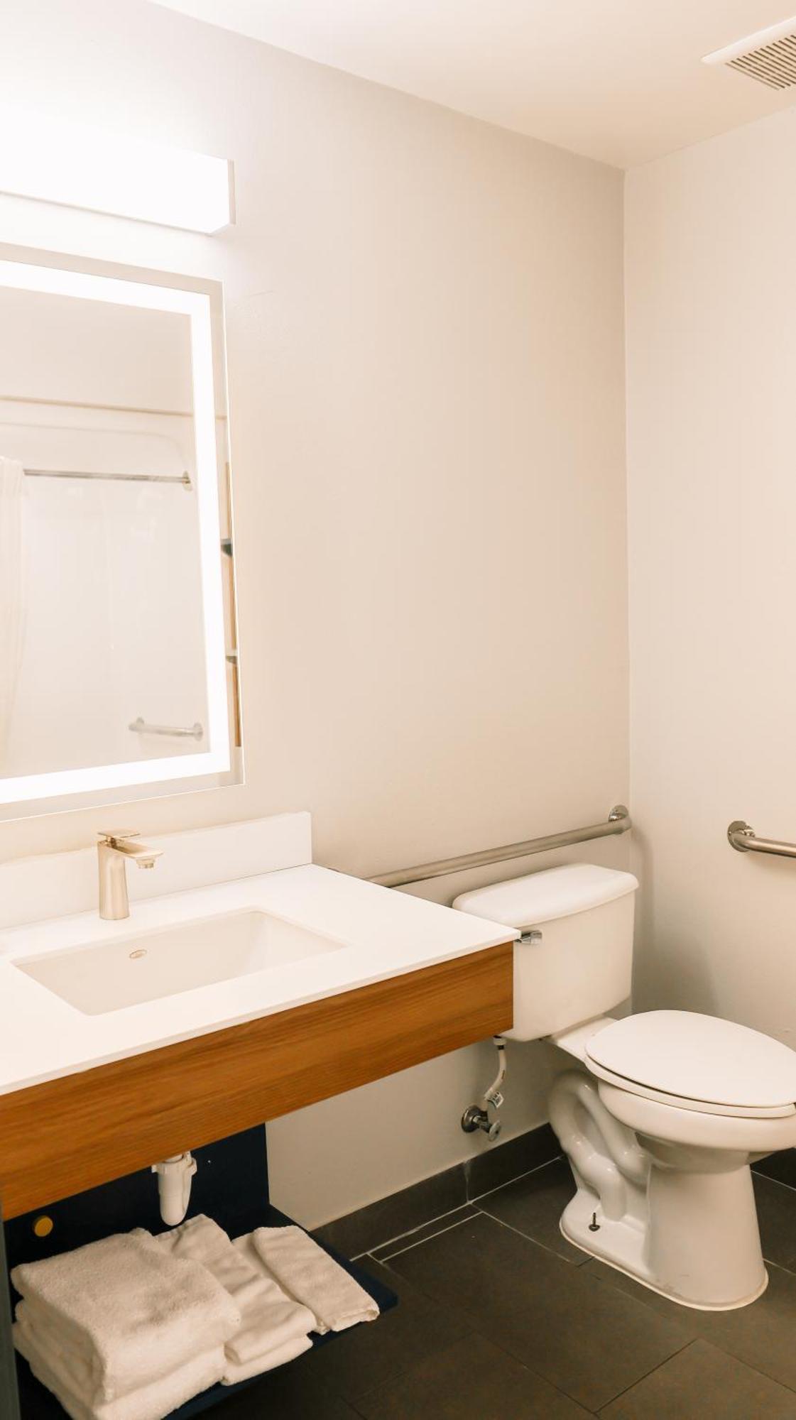 Queen Room Disability Access or Non-Smoking