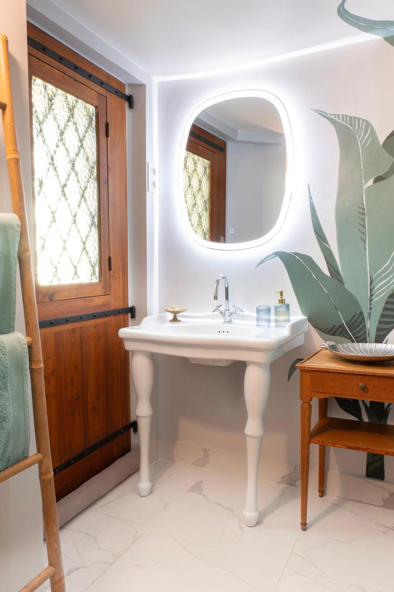 Deluxe Double Room Shower