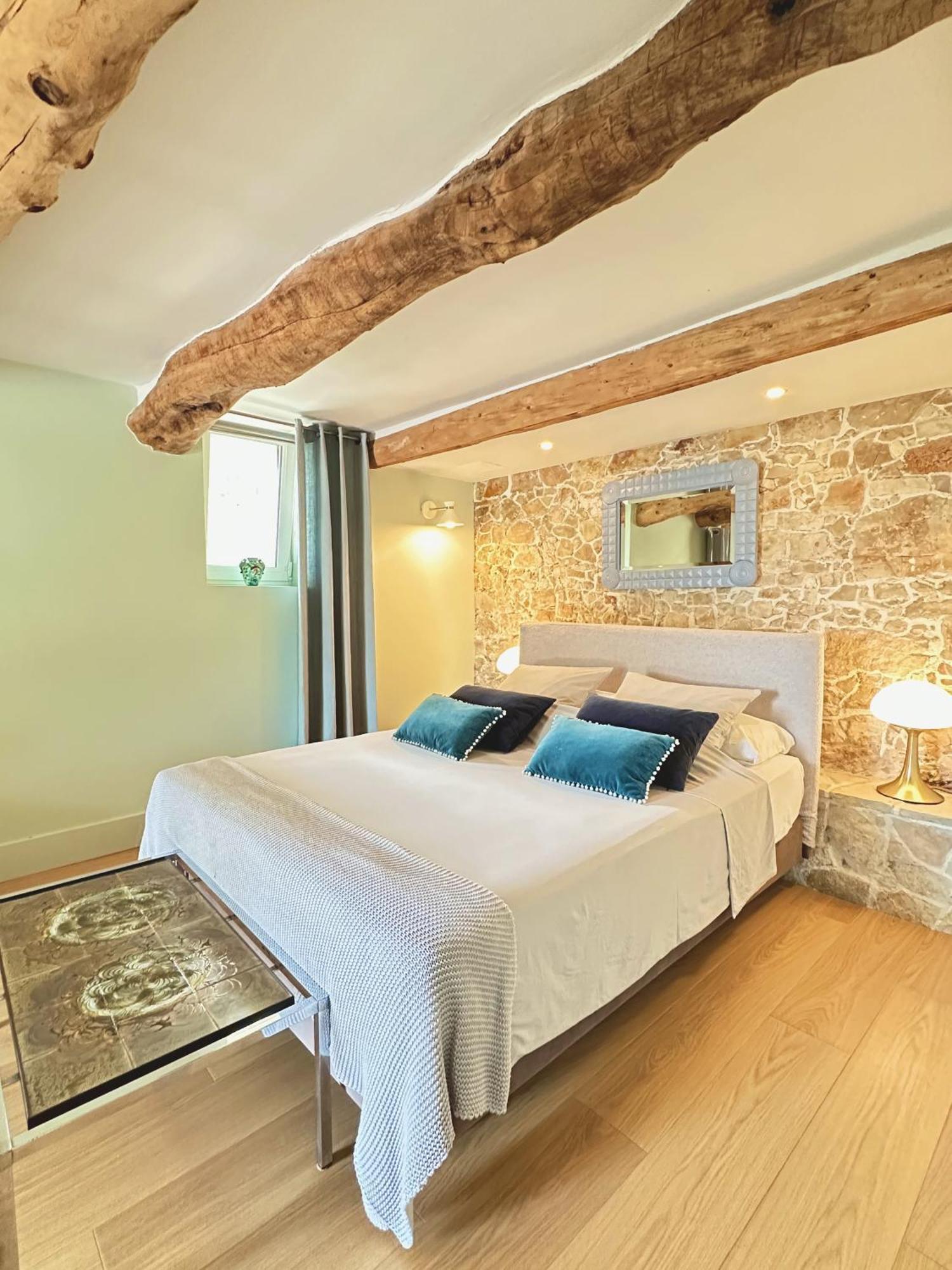 Deluxe Double Room Bath