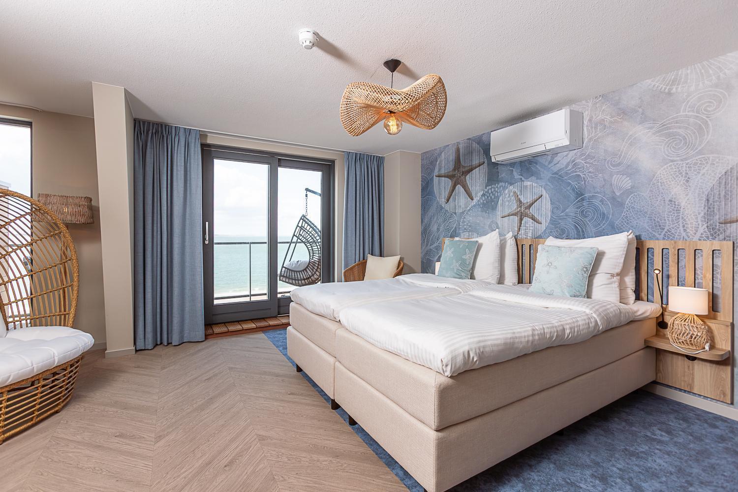Penthouse suite sea view balcony access to elevator,1689824755:JPEG