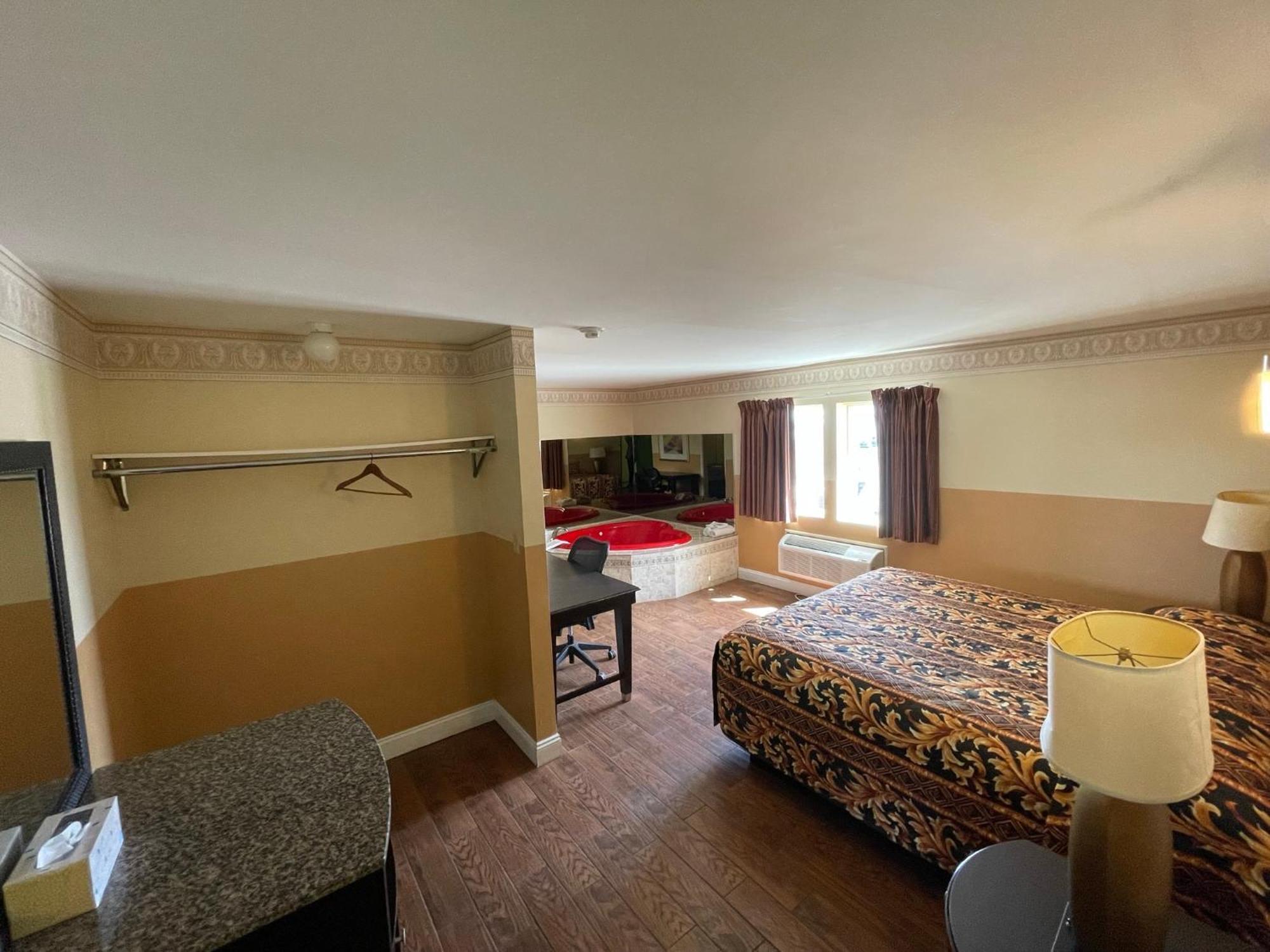 King Room Heart Shape Jacuzzi