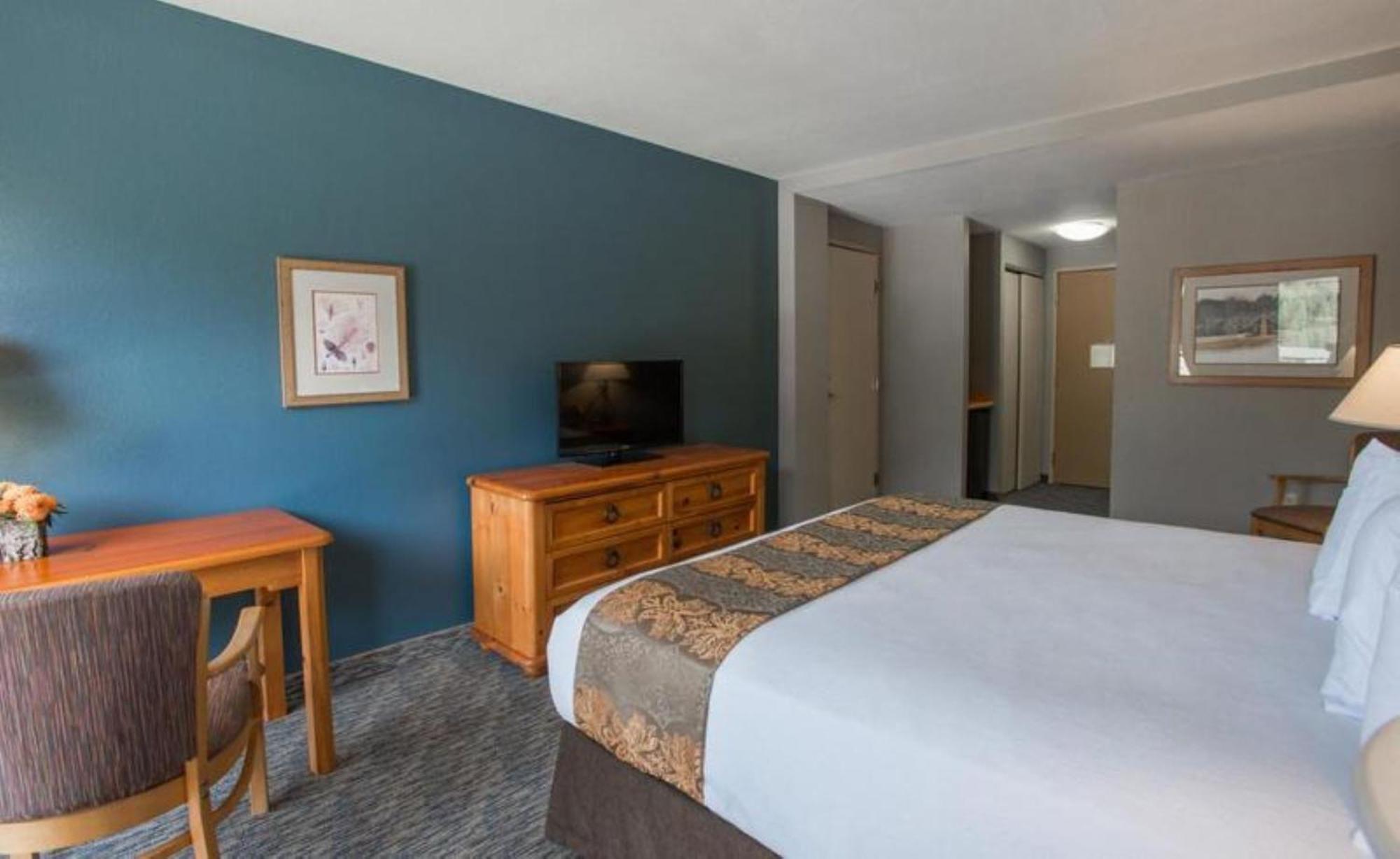 Standard Queen Room Two Queen Beds Woods or Forest View Non-Smoking