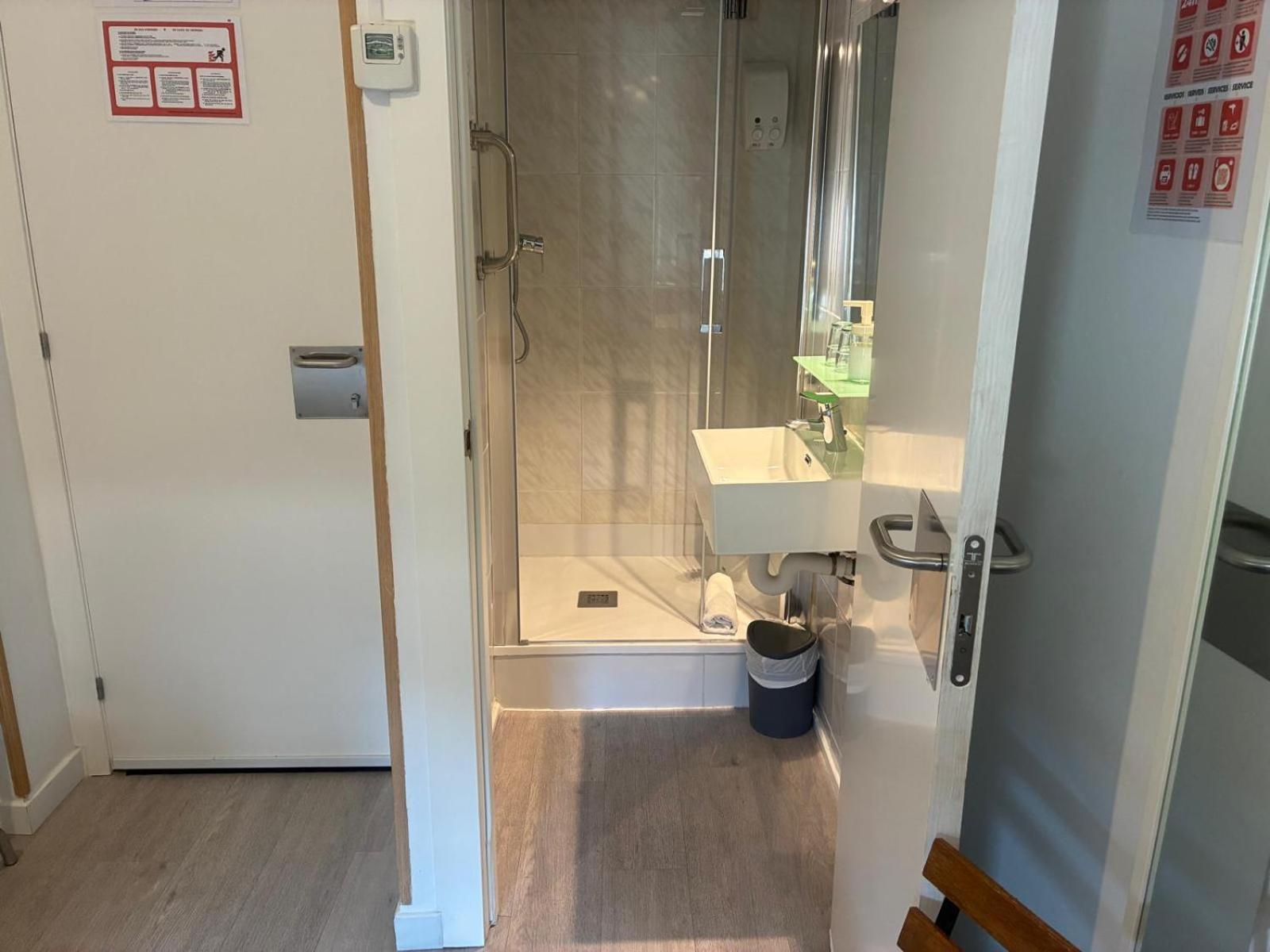 Twin Room Private Shower