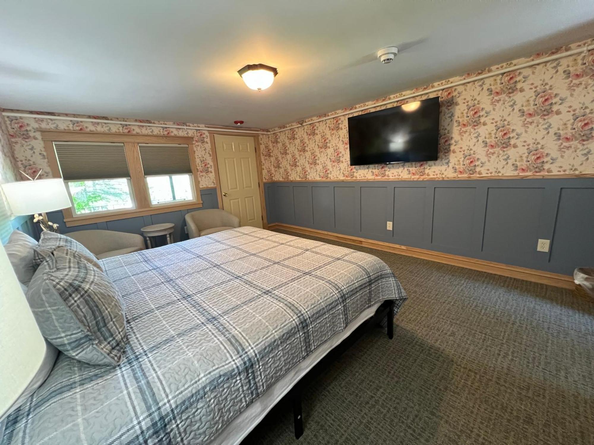 Queen Mountain View Room