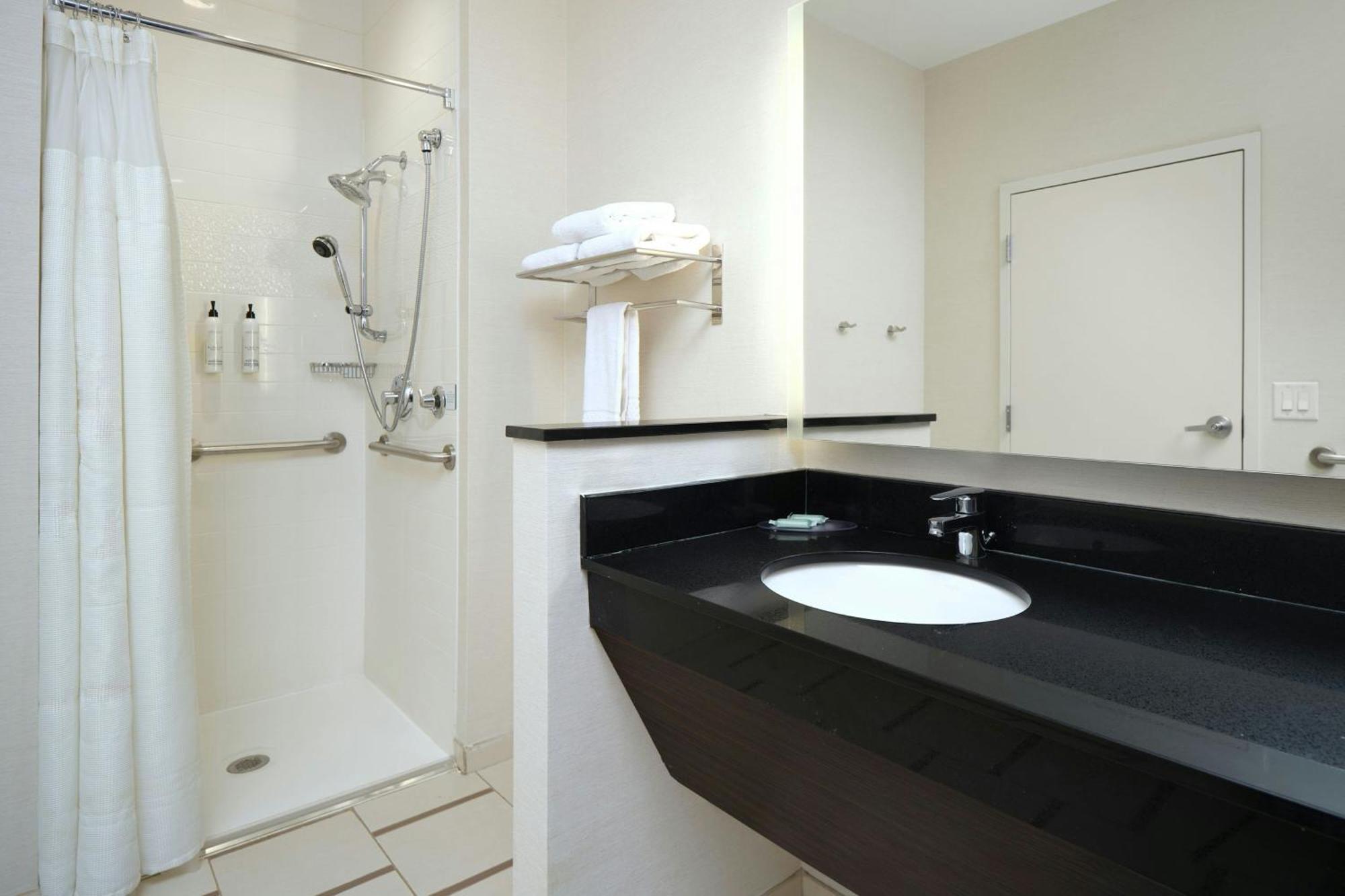 Queen Room Two Queen Beds Adapted Tub Mobility Hearing Accessible,1717108055:JPEG