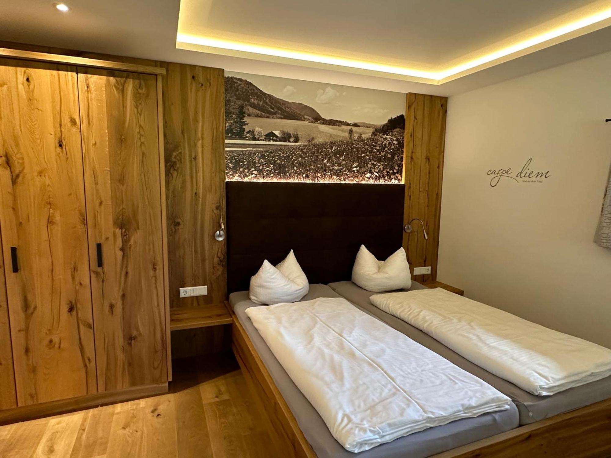 Deluxe Double Room Bath,1689901790:JPEG