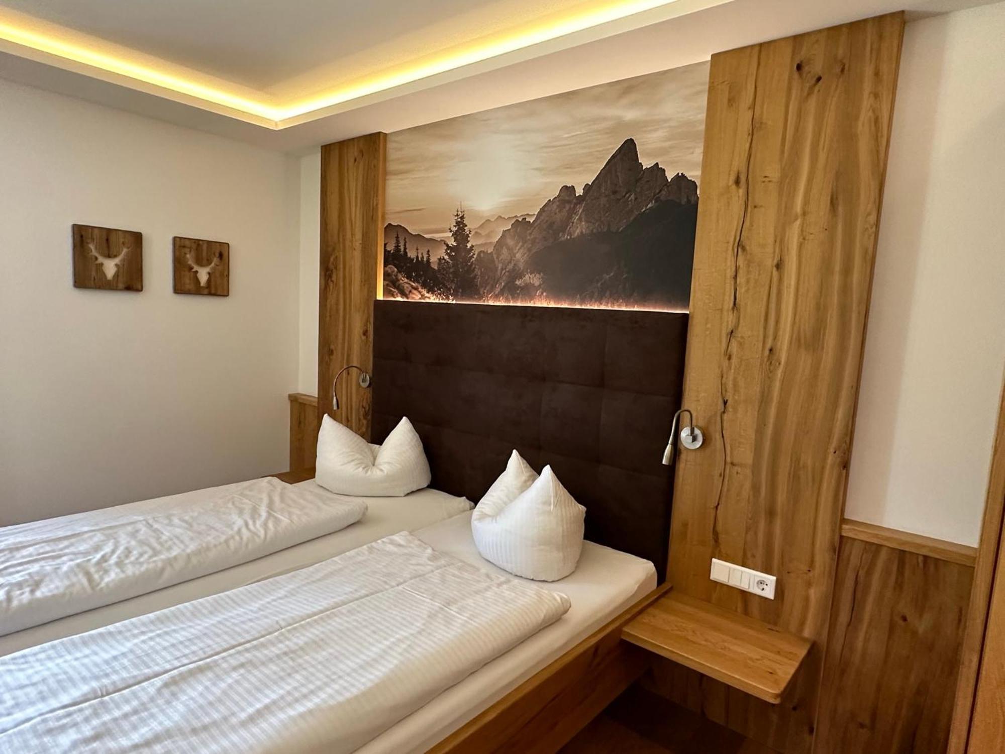 Deluxe Double Room Shower