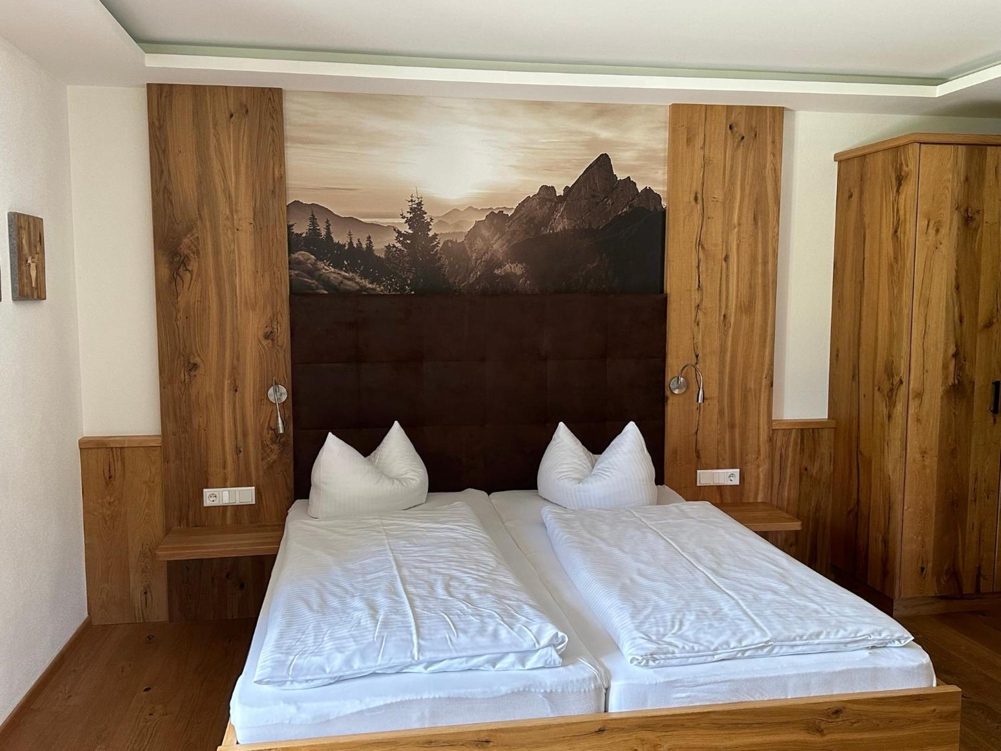 Deluxe Double Room Shower