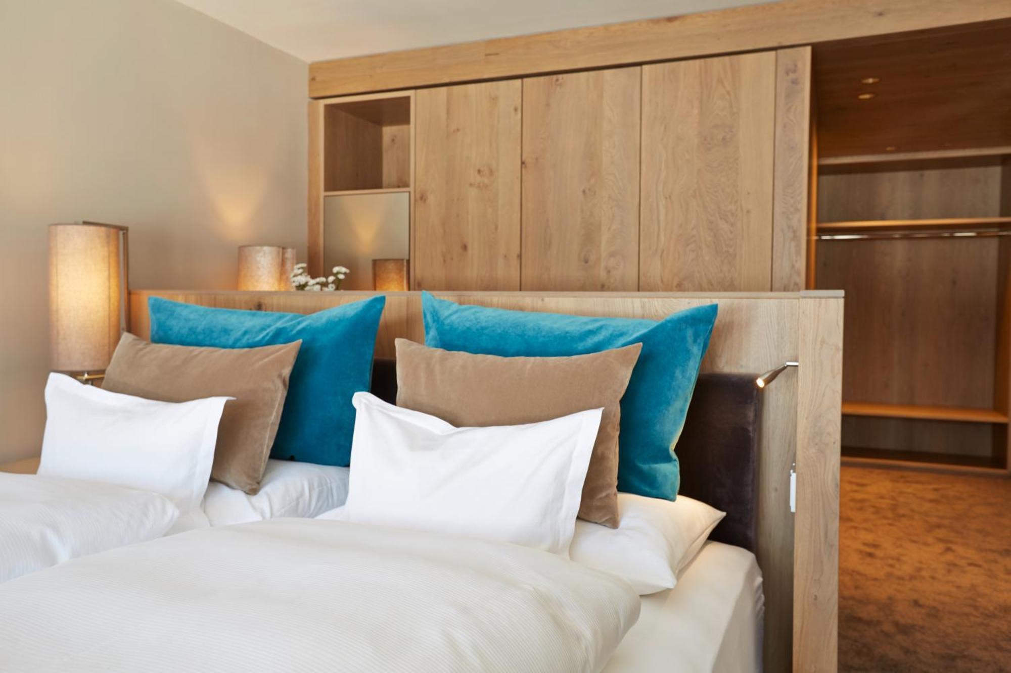 Deluxe Double Room with Mountain View,1690933432:JPEG