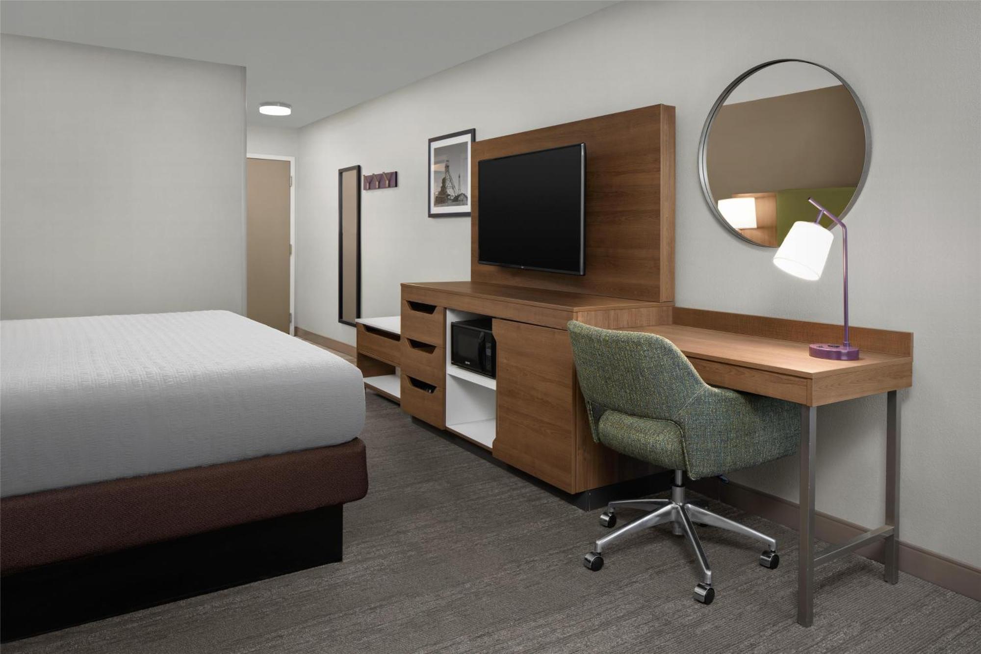 King Room with Sofa Bed and Study - Non-Smoking